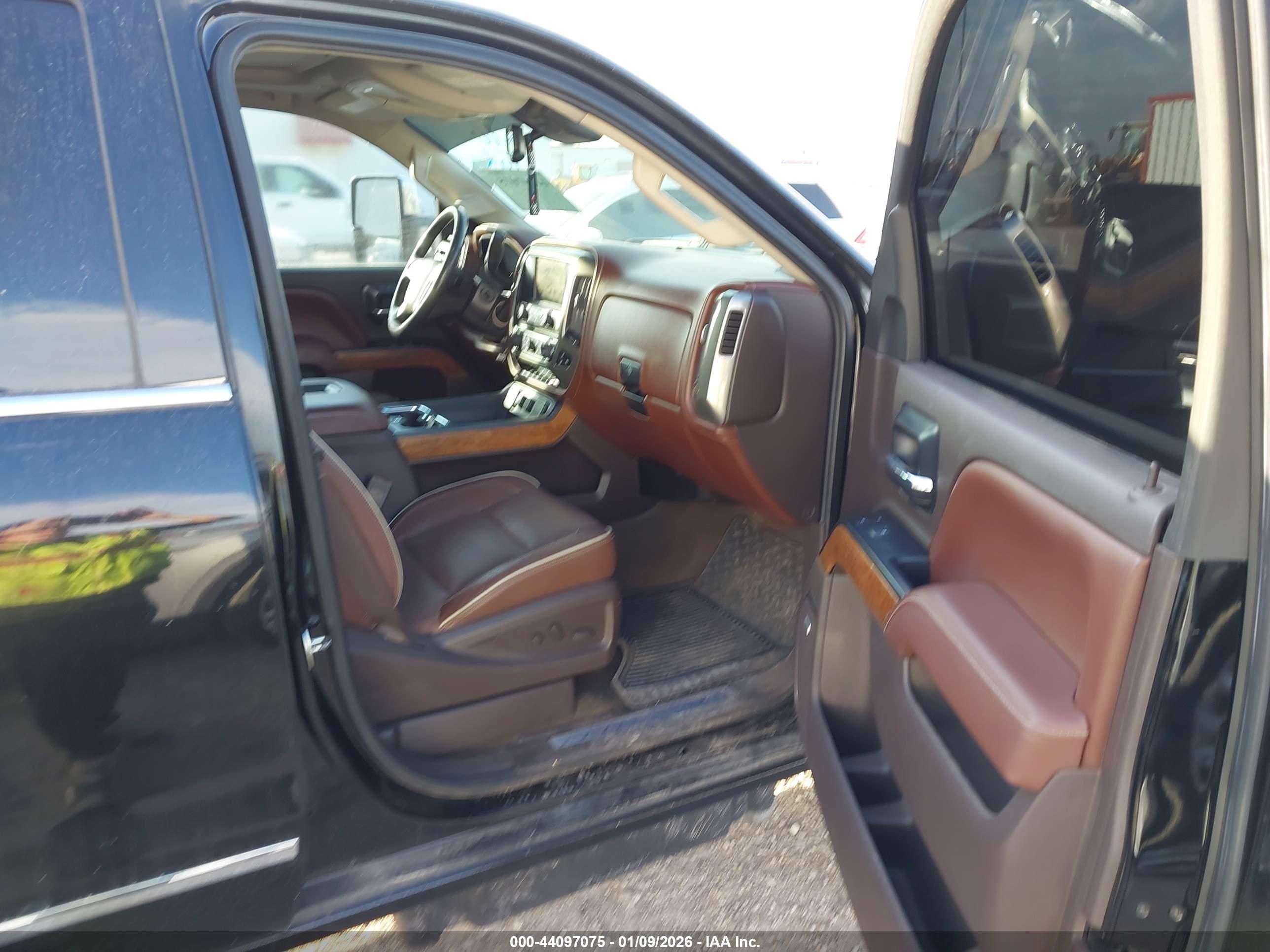 CHEVROLET SILVERADO image 5