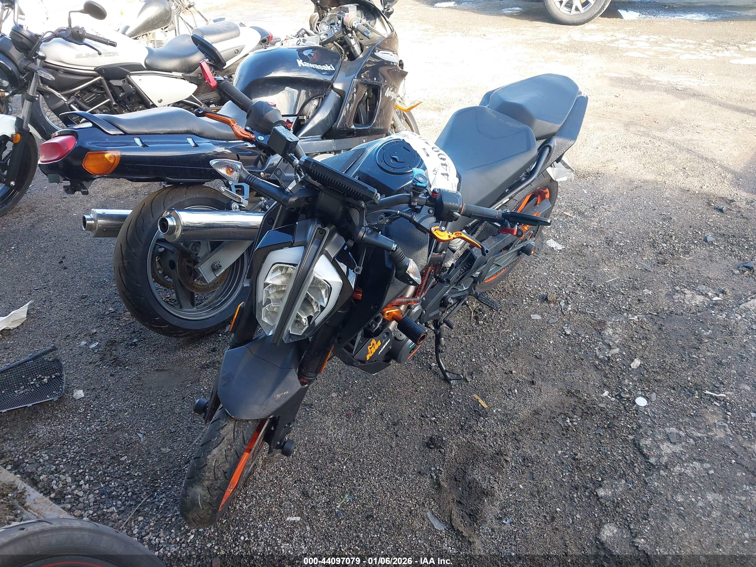 KTM 390 image 2
