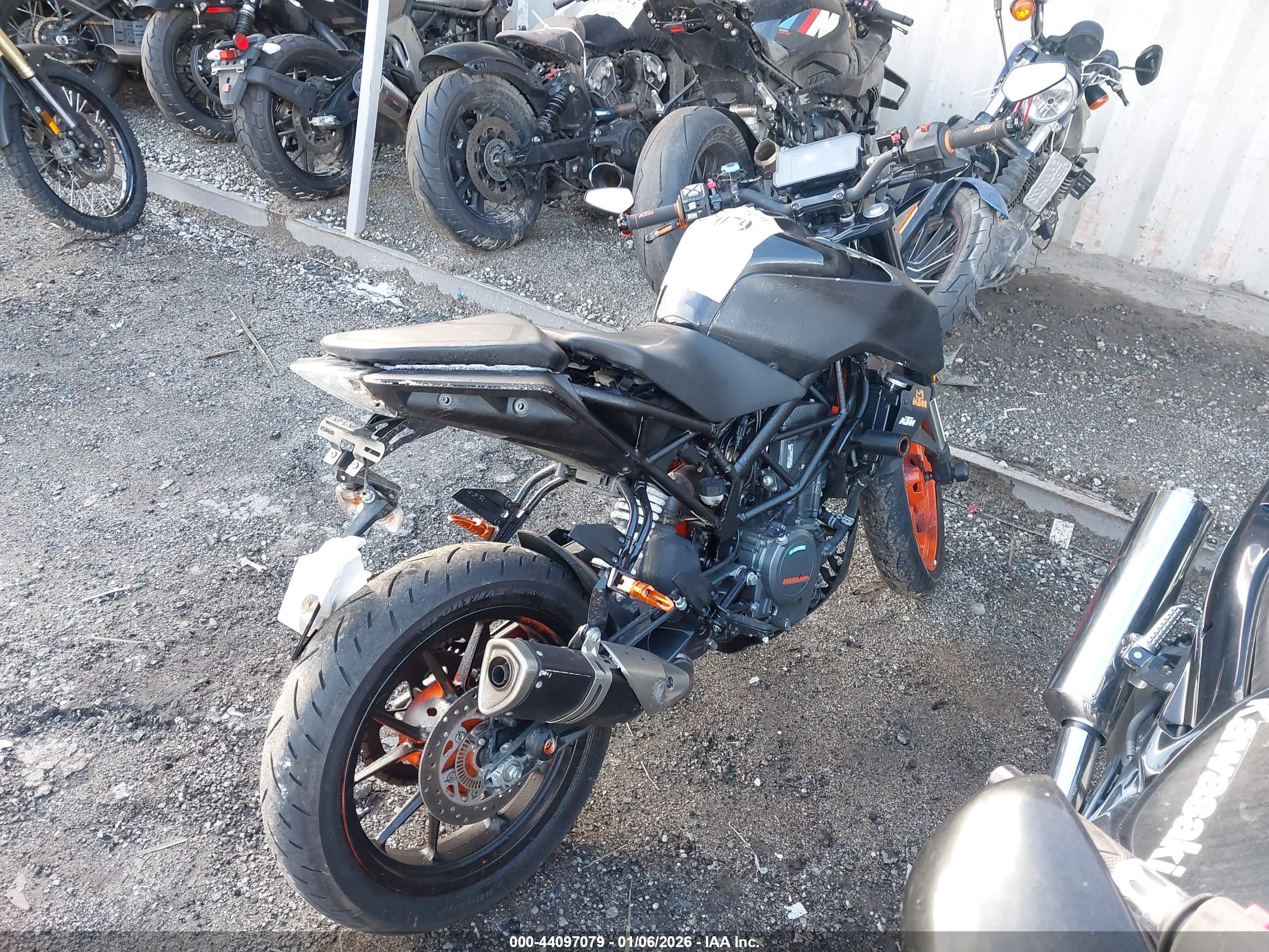 KTM 390 image 4