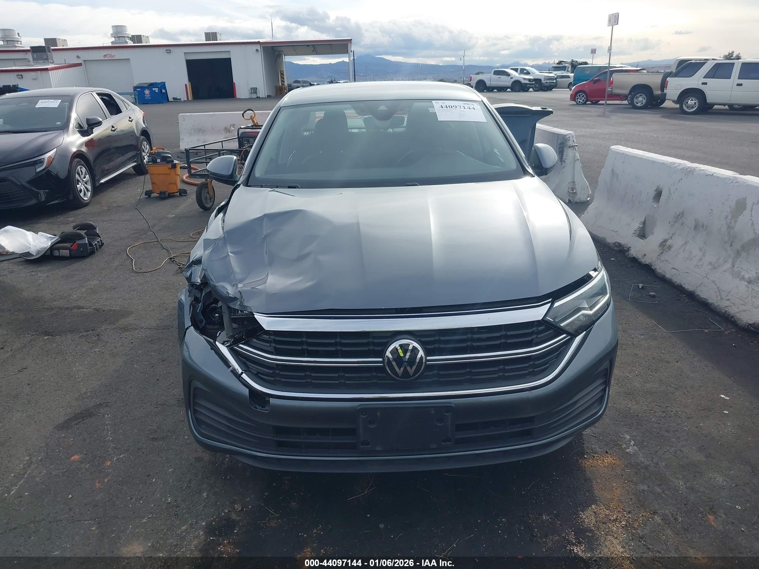 VOLKSWAGEN JETTA image 6