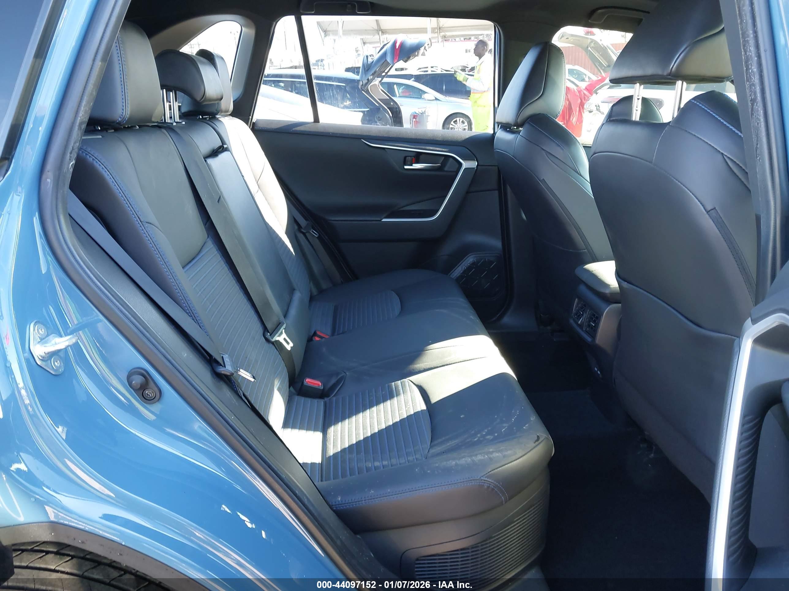 TOYOTA RAV4 image 8