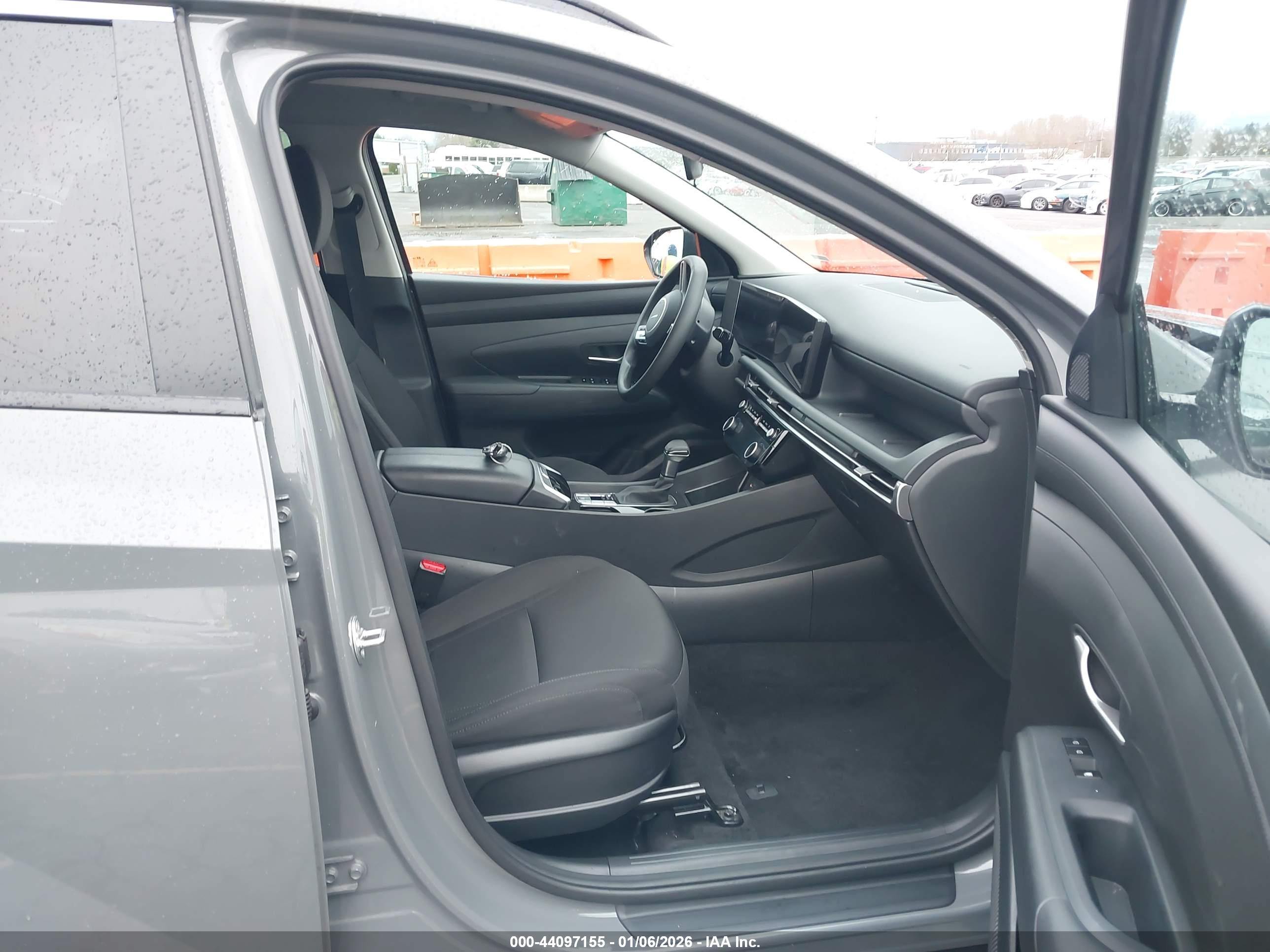 HYUNDAI TUCSON image 5