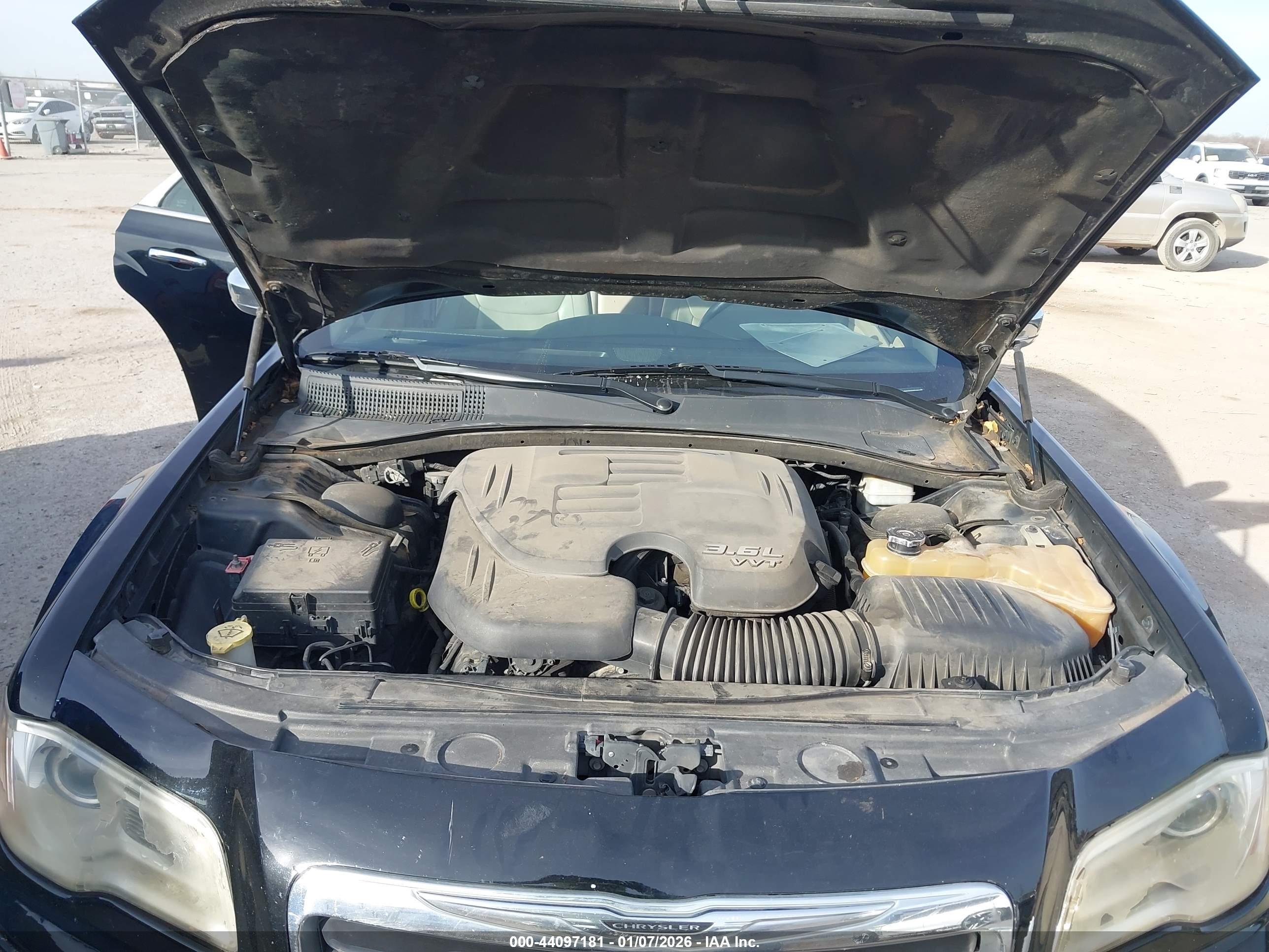 CHRYSLER 300 image 10