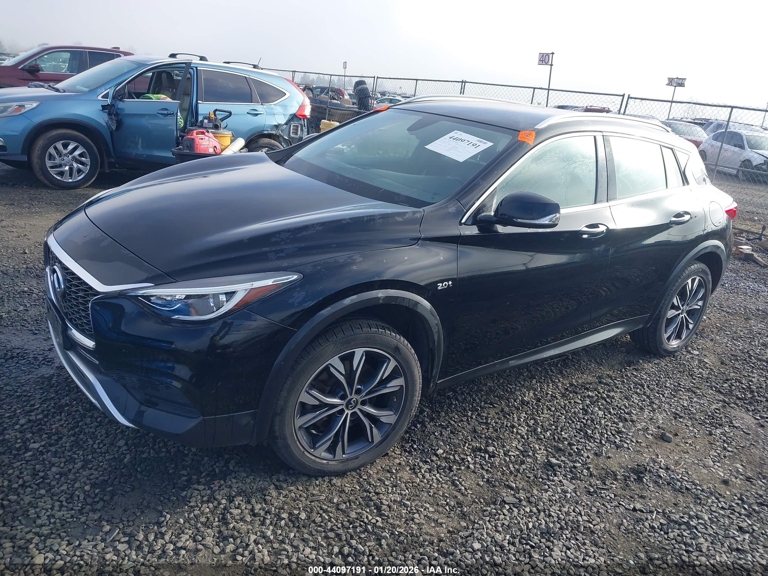 INFINITI QX30 image 2