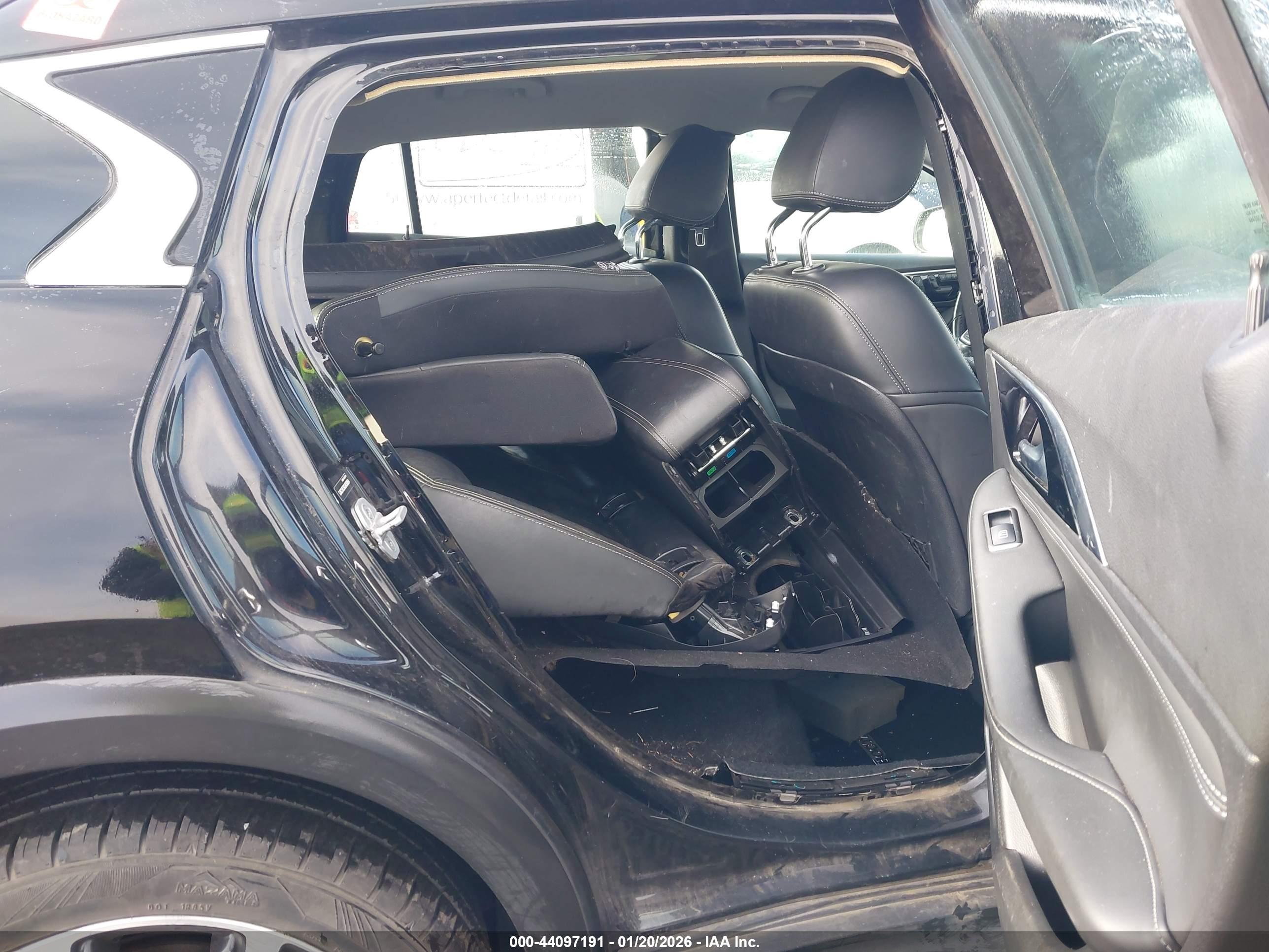 INFINITI QX30 image 8