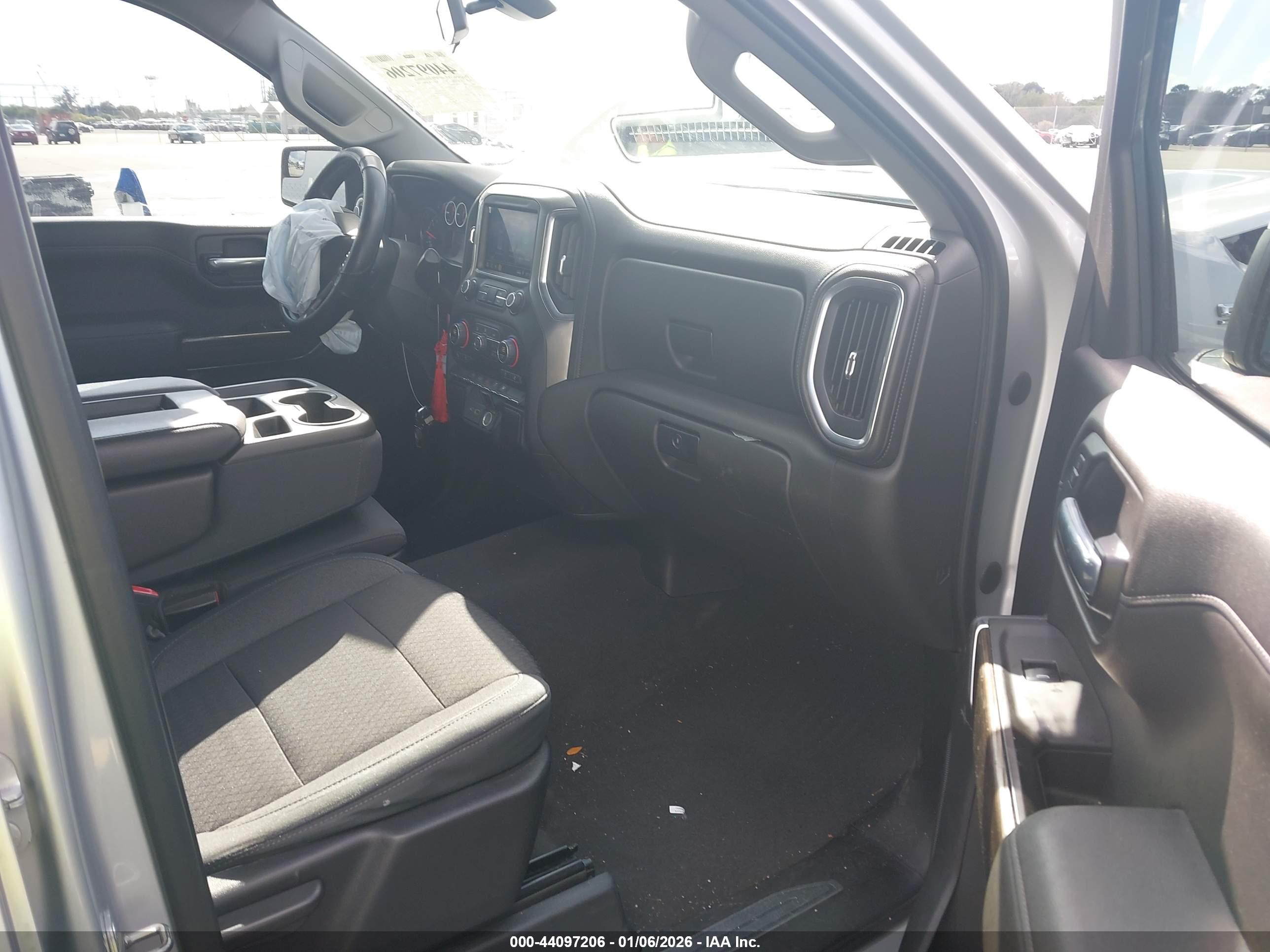 CHEVROLET SILVERADO image 5