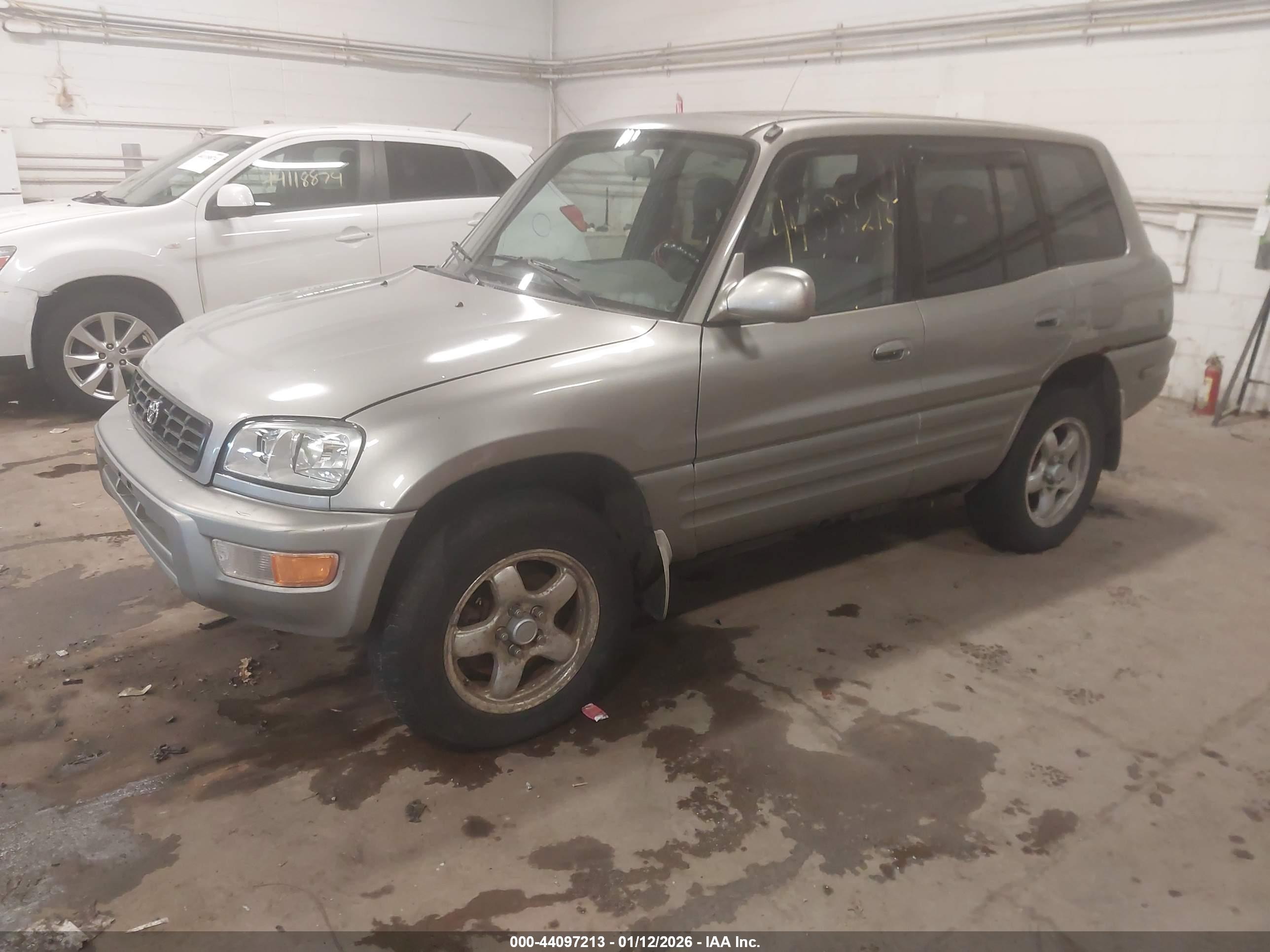 TOYOTA RAV4 image 2