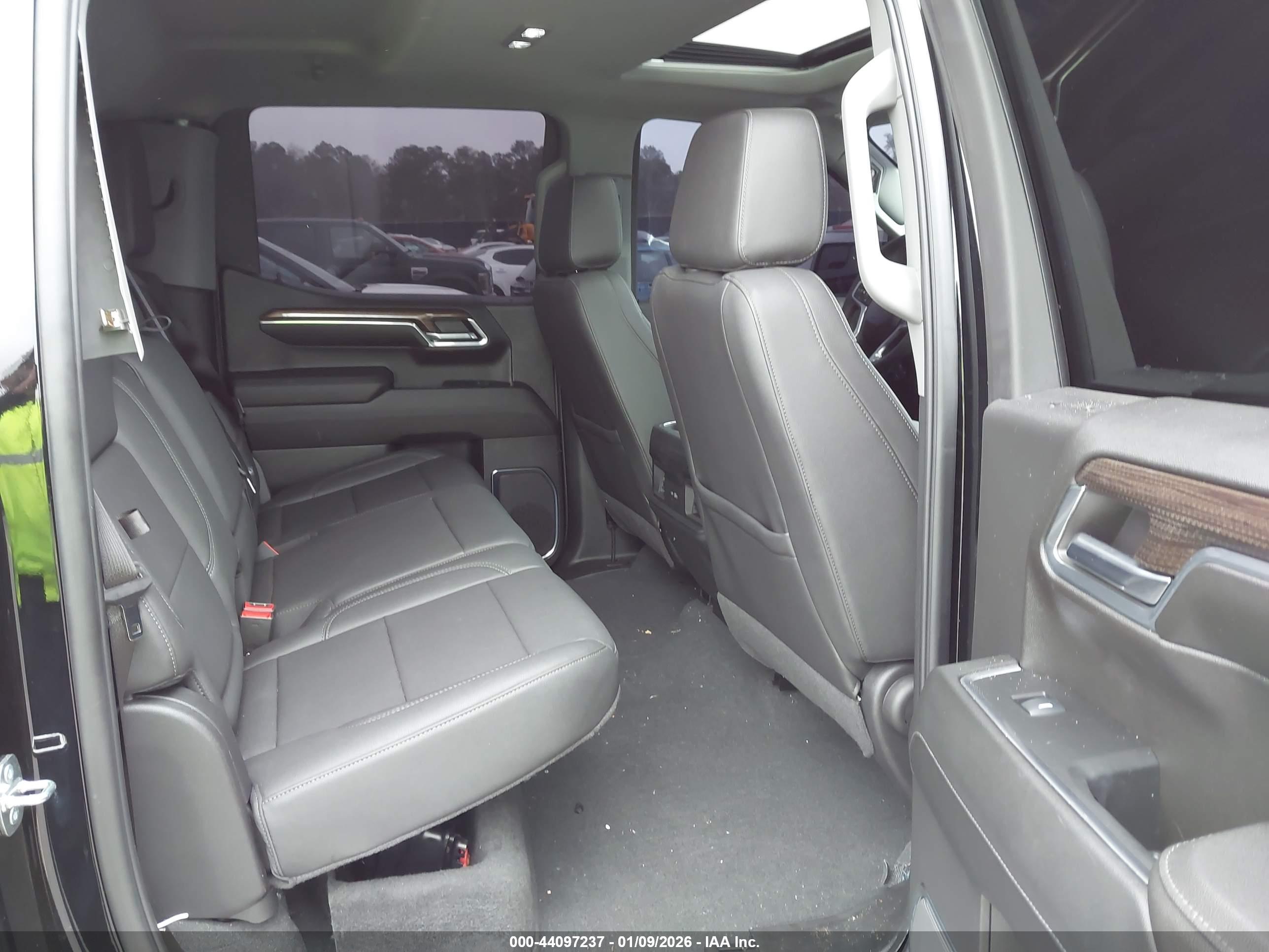 CHEVROLET SILVERADO image 8