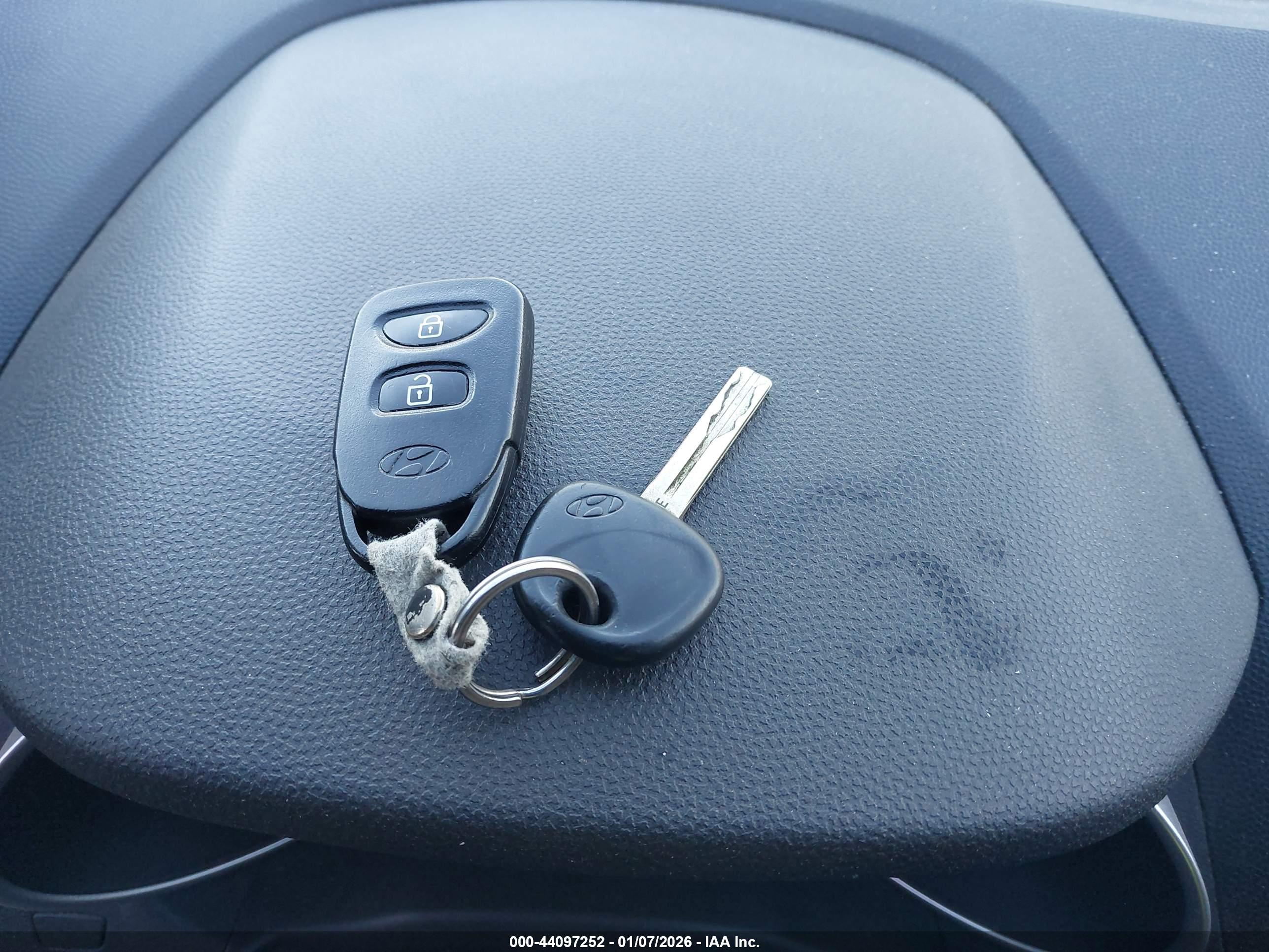 HYUNDAI TUCSON image 11