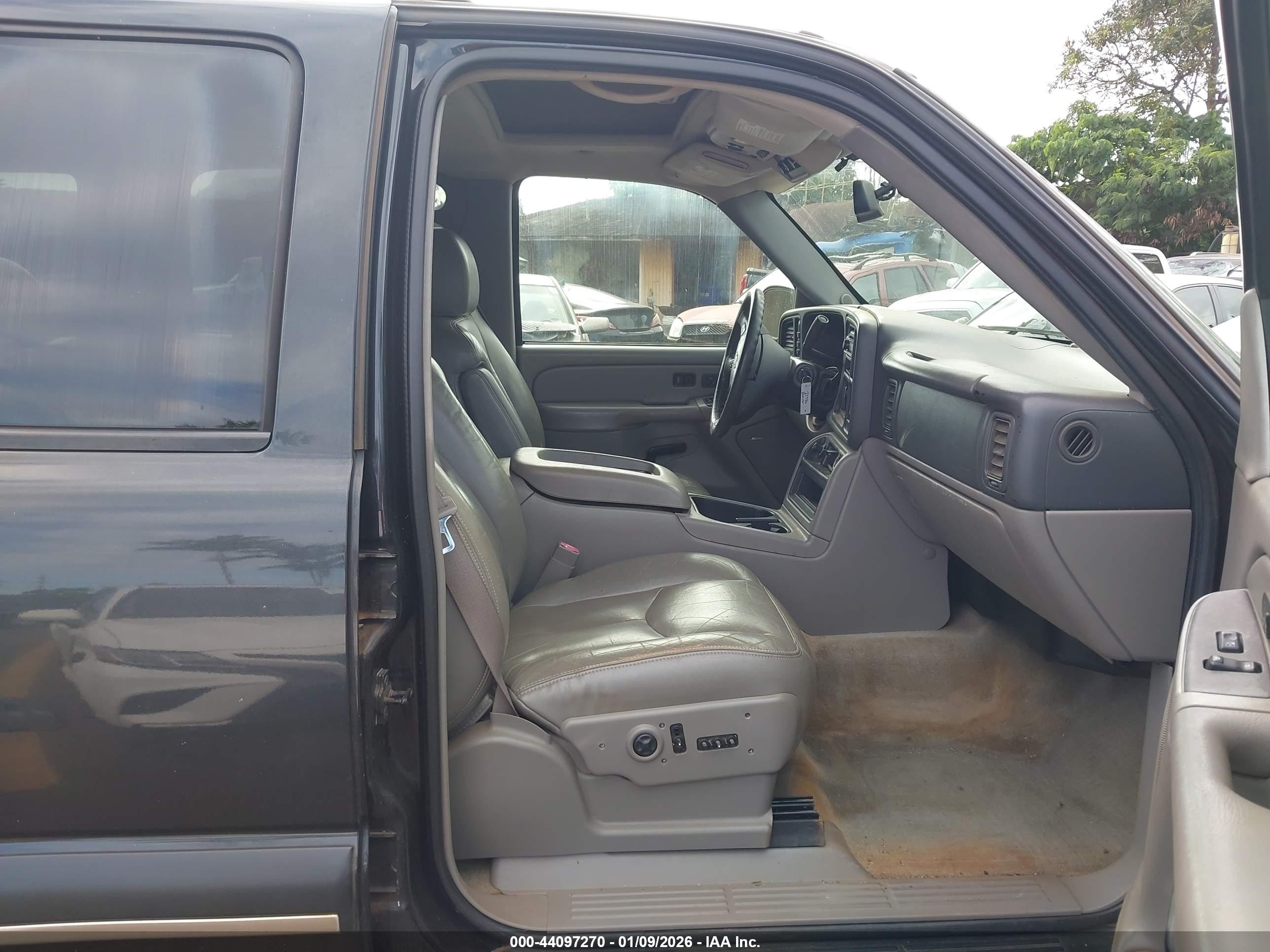 CHEVROLET SUBURBAN image 5