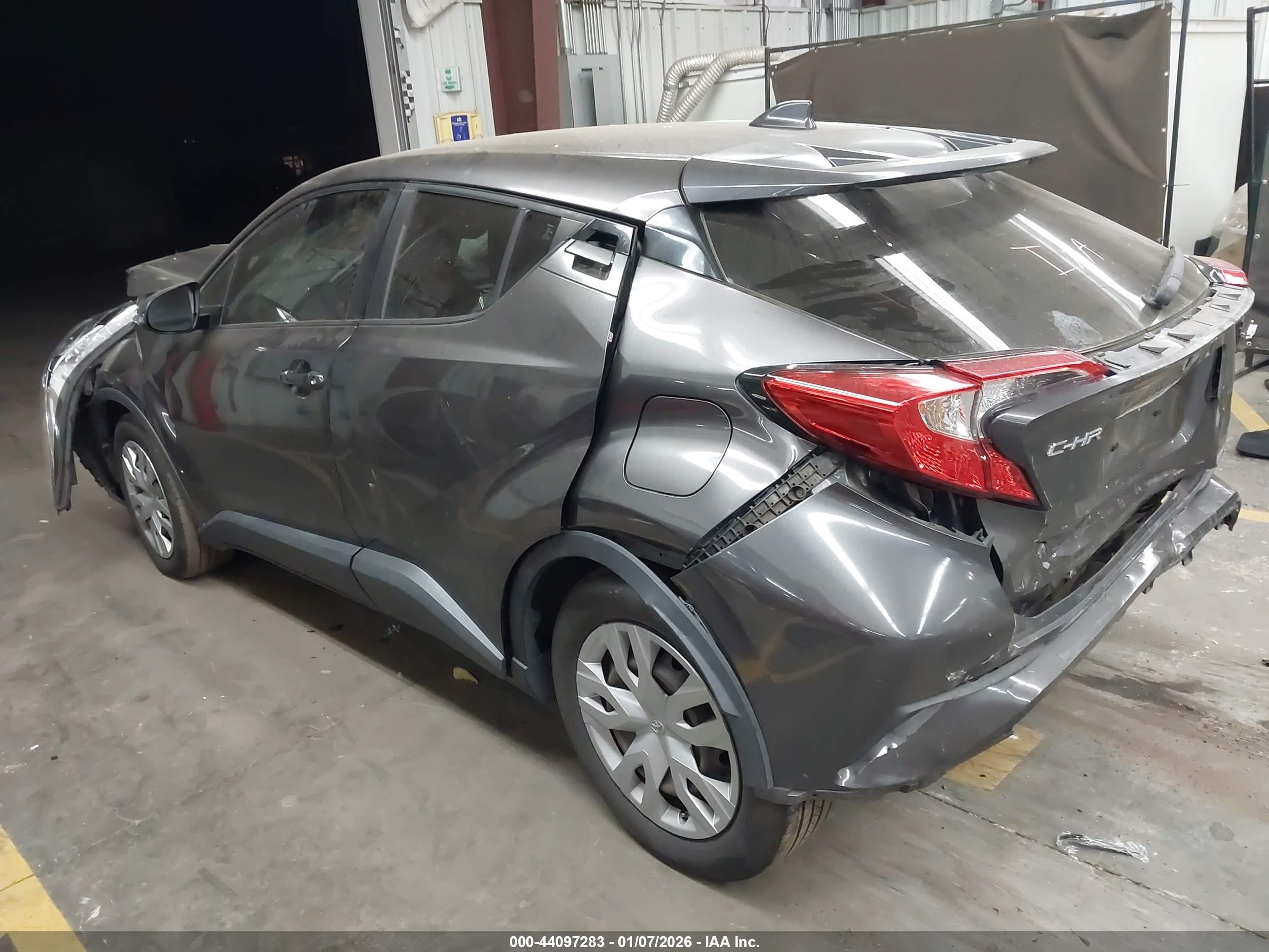 TOYOTA C-HR image 3