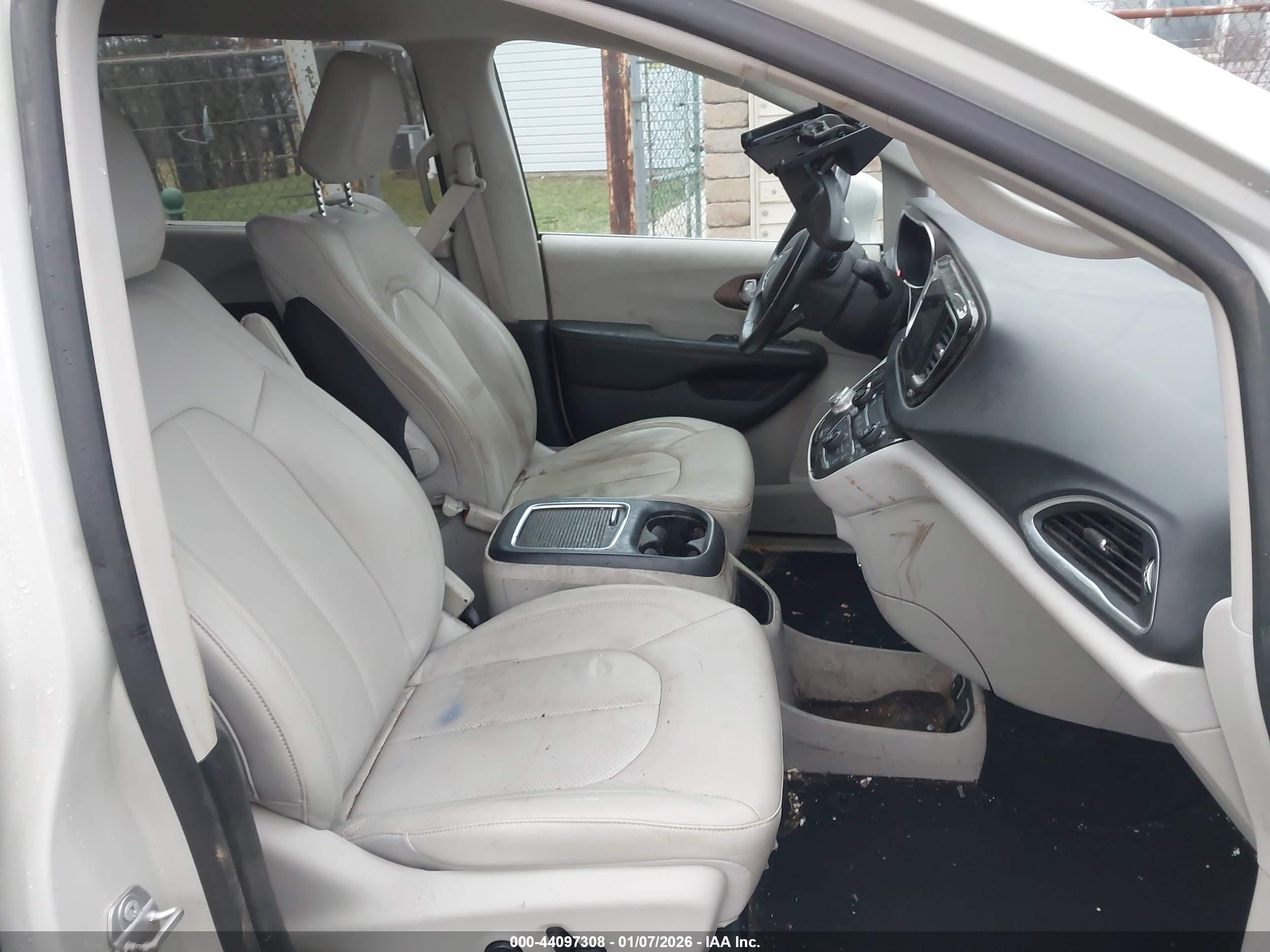 CHRYSLER PACIFICA image 5