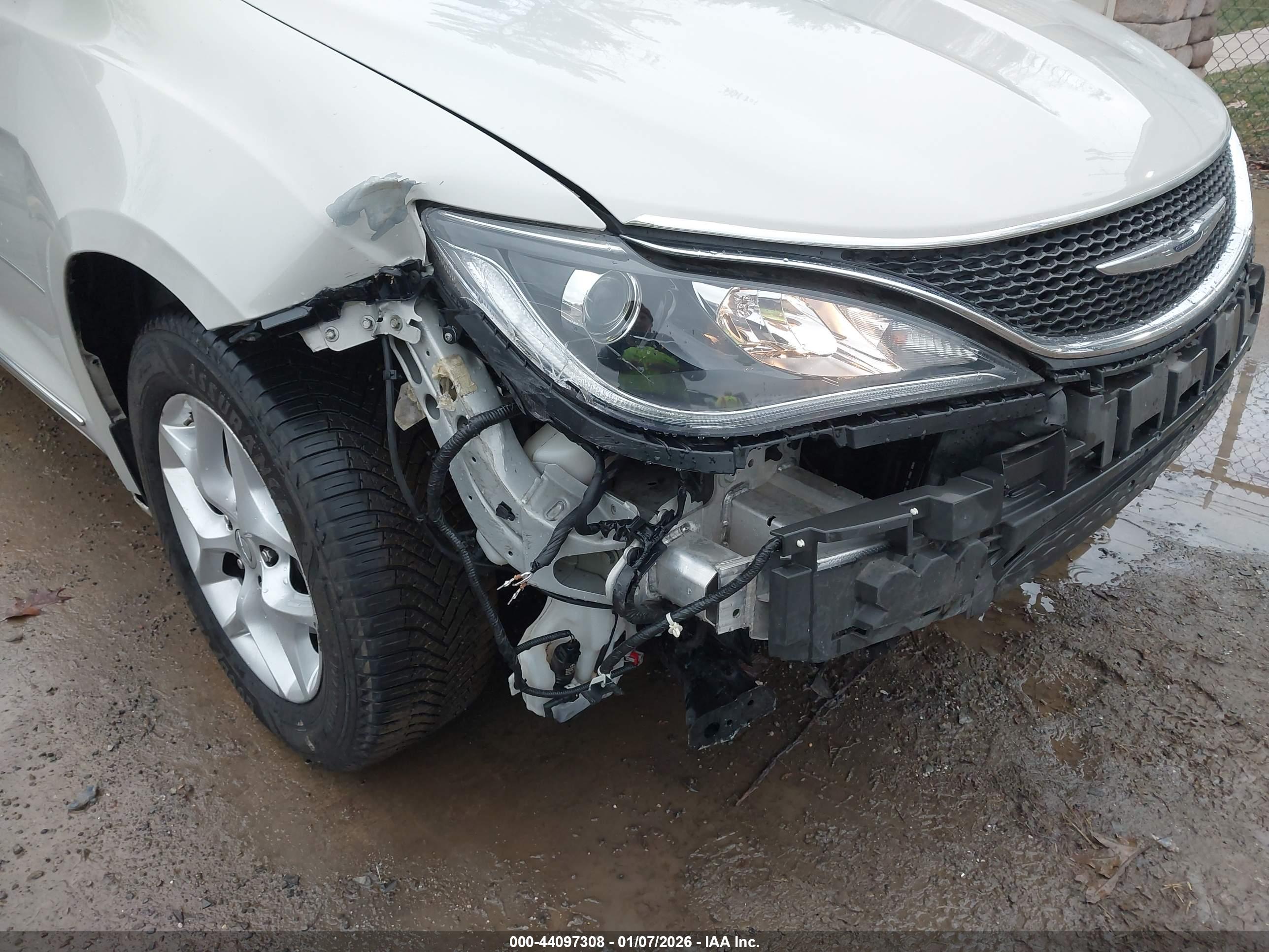 CHRYSLER PACIFICA image 6