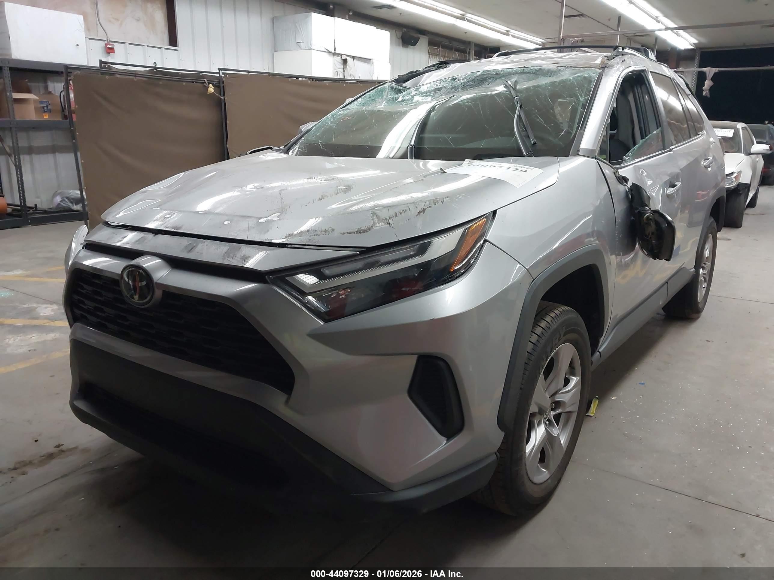 TOYOTA RAV4 image 2