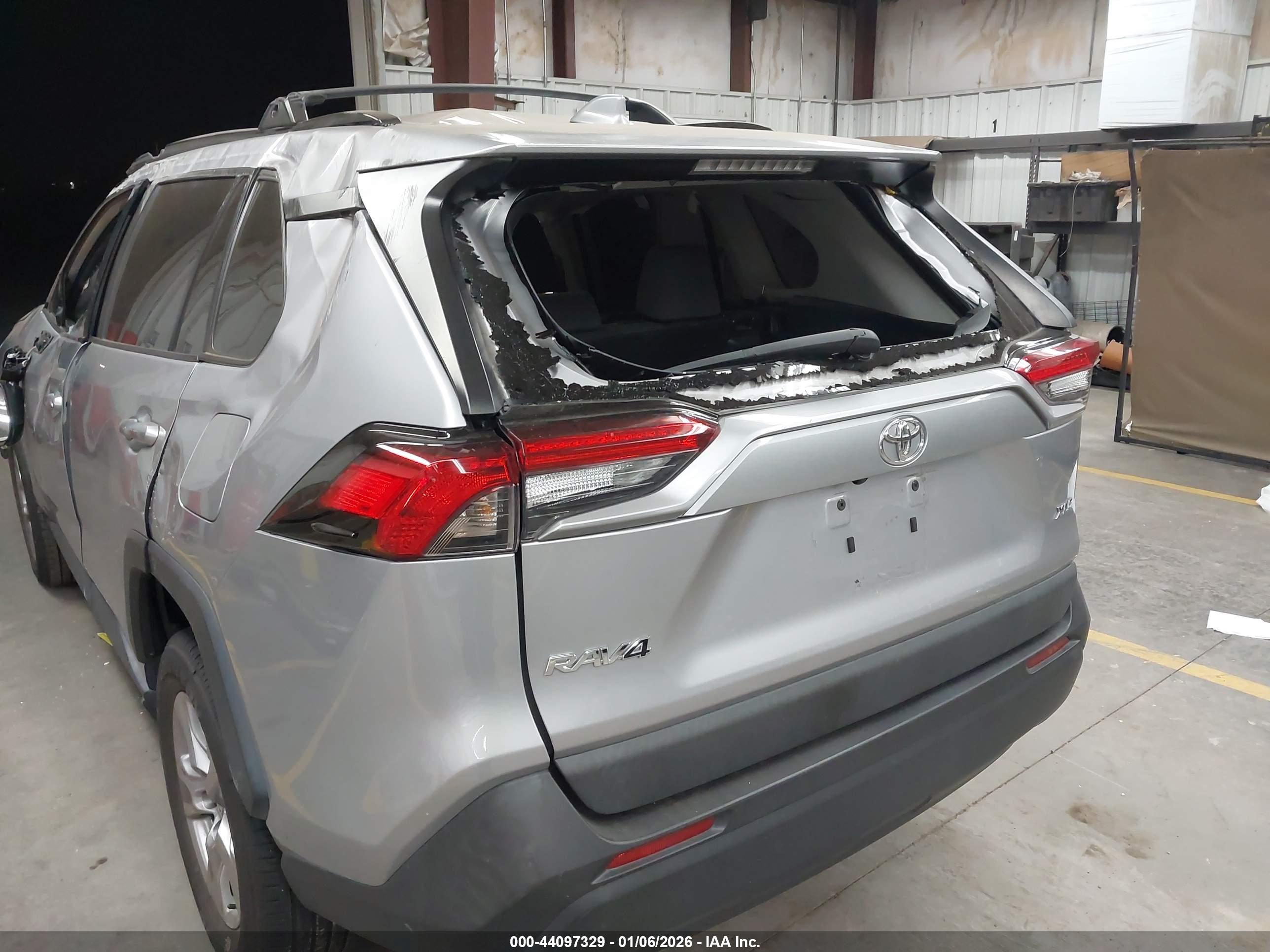 TOYOTA RAV4 image 6