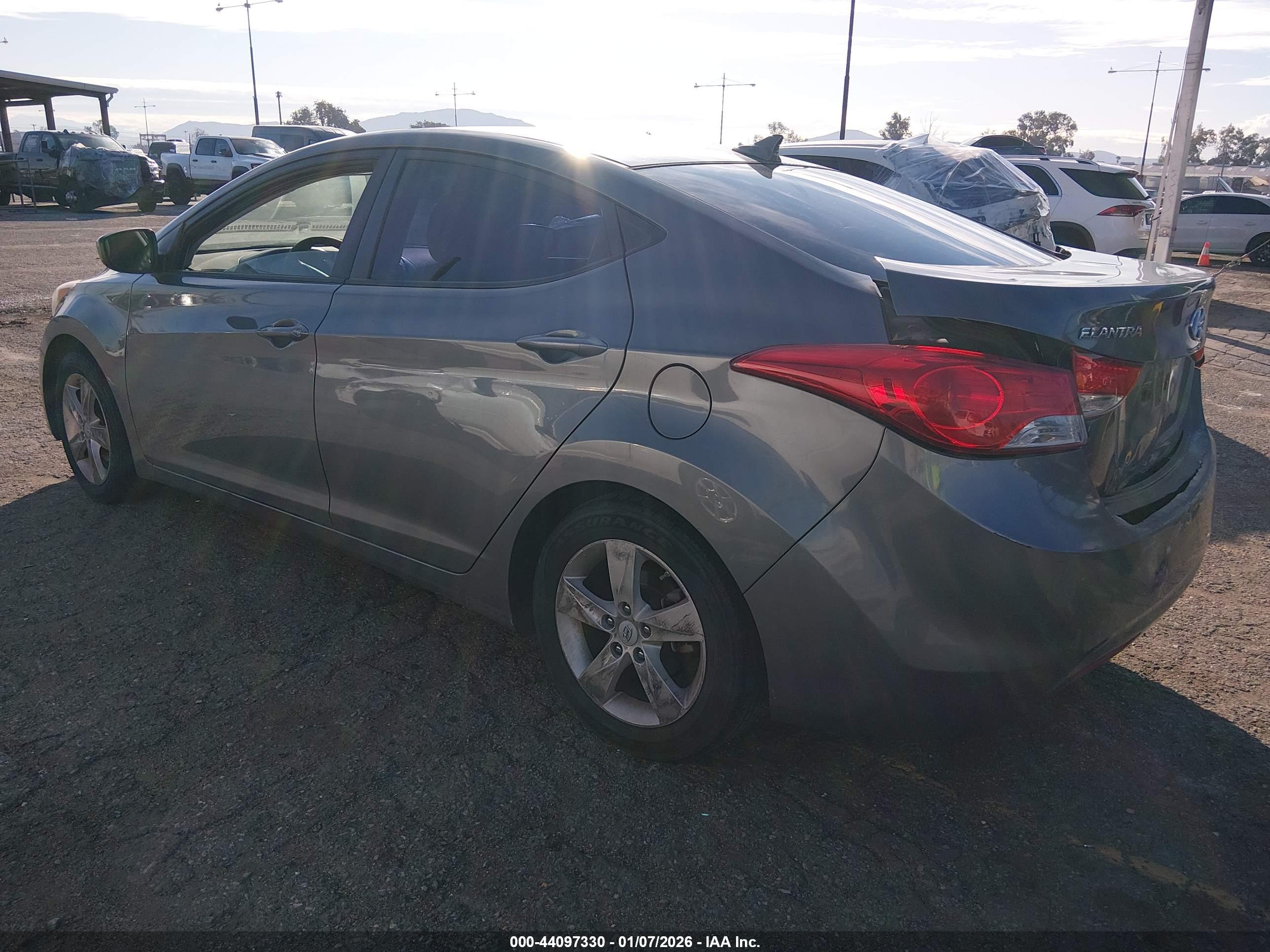 HYUNDAI ELANTRA image 3