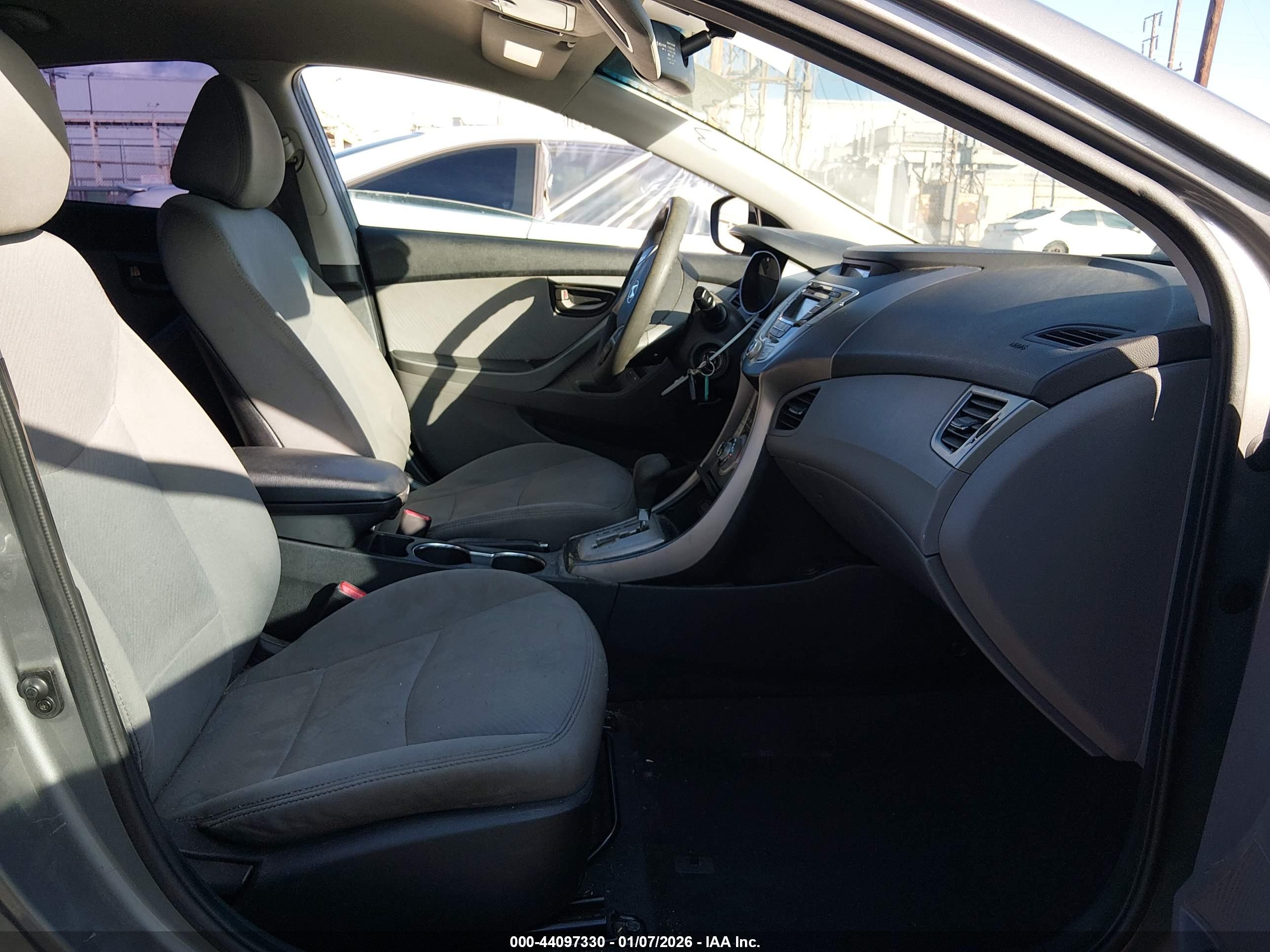 HYUNDAI ELANTRA image 5