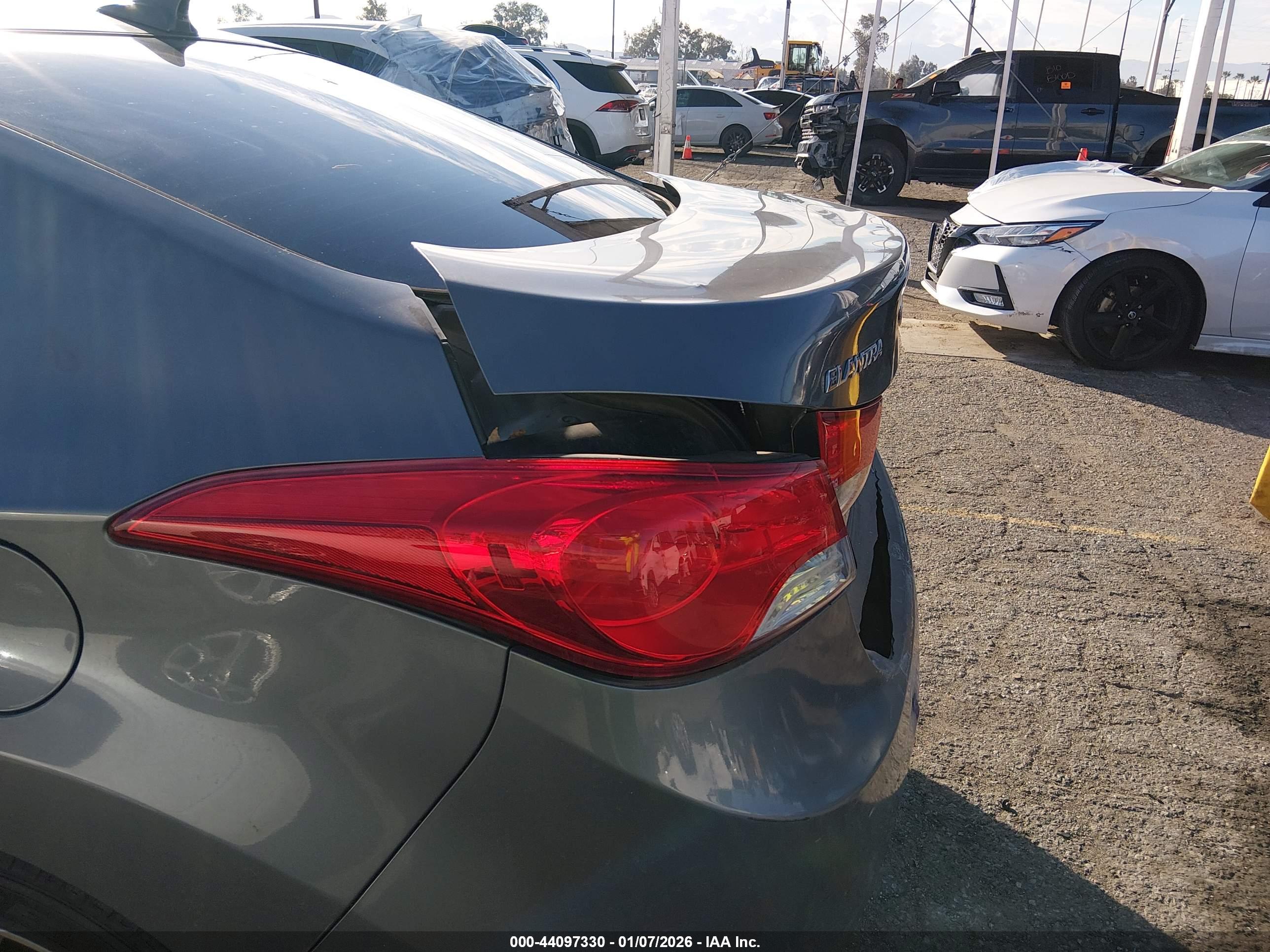 HYUNDAI ELANTRA image 6