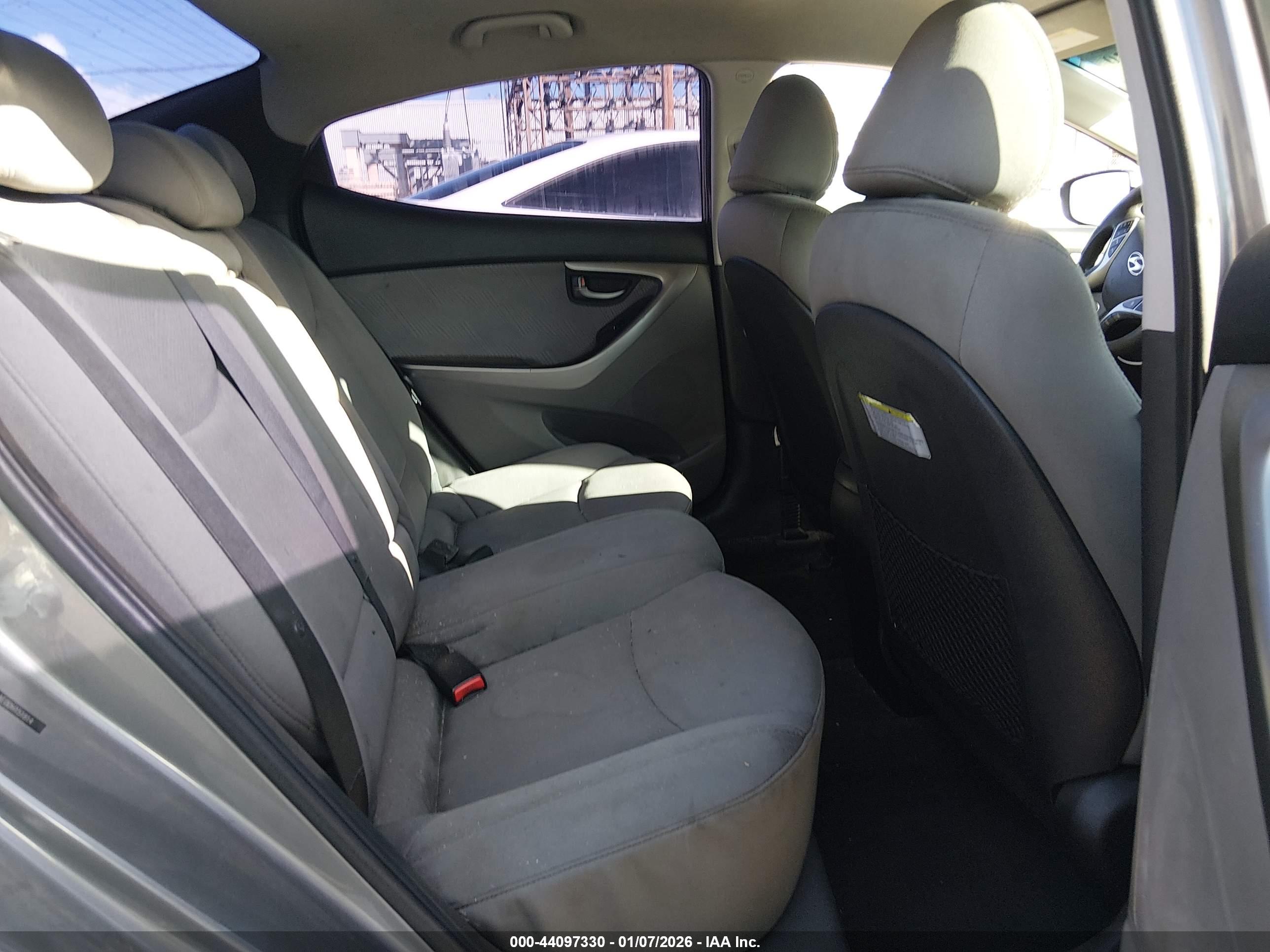 HYUNDAI ELANTRA image 8