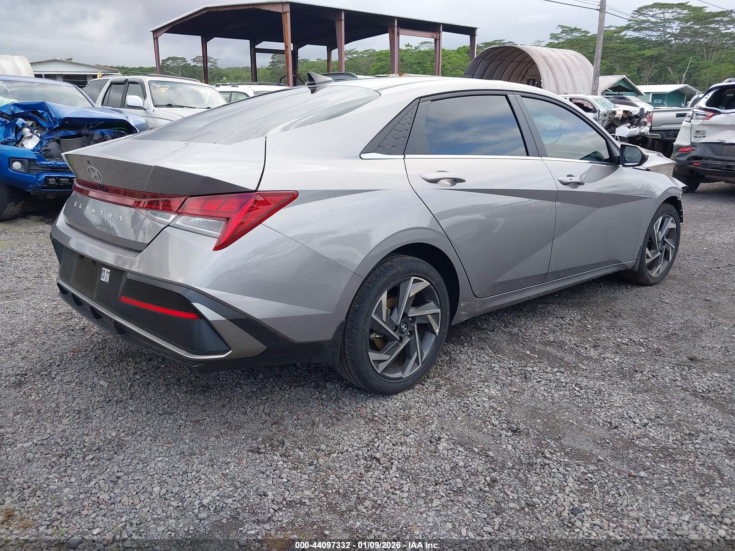 HYUNDAI ELANTRA image 4