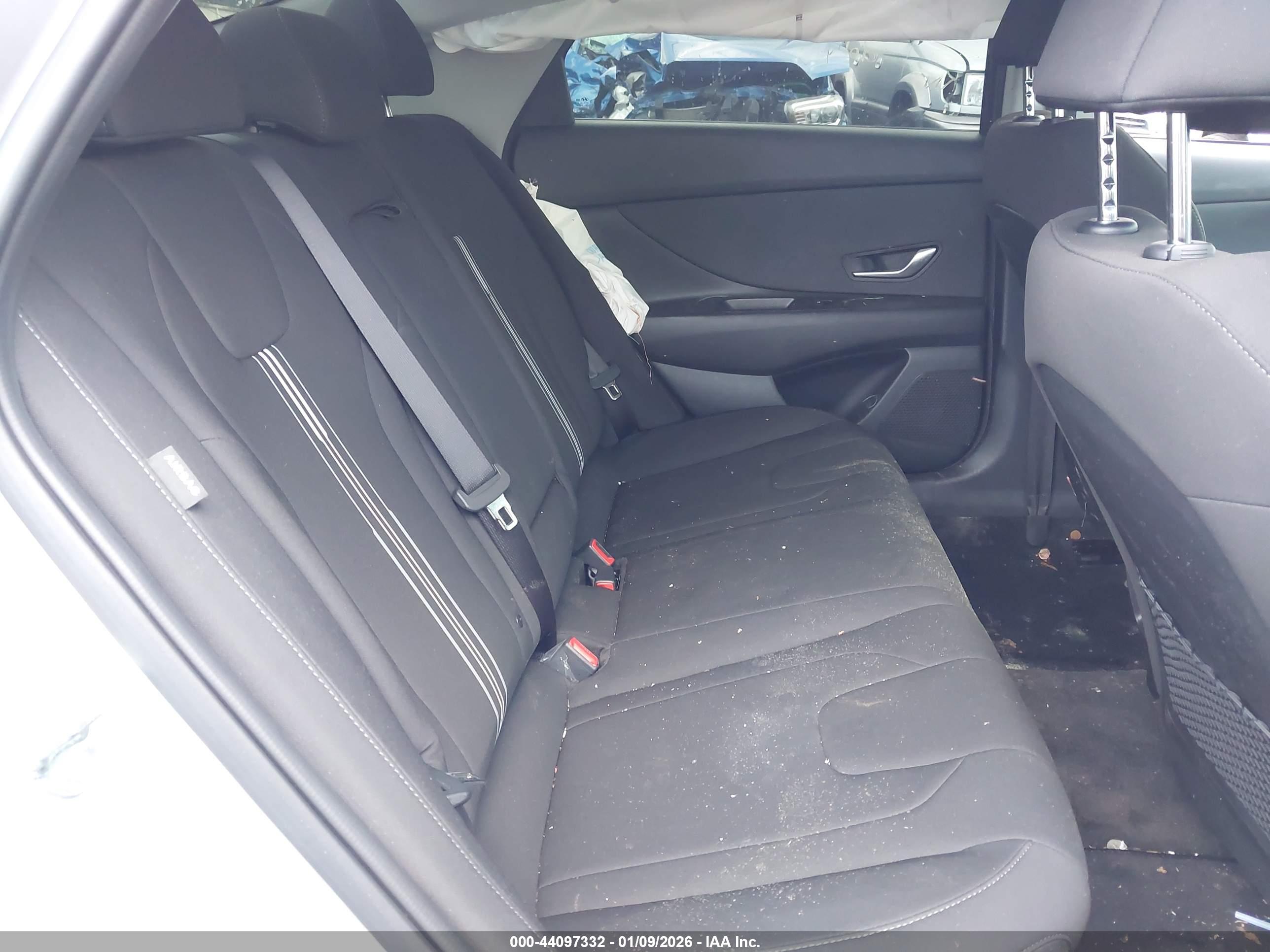 HYUNDAI ELANTRA image 8
