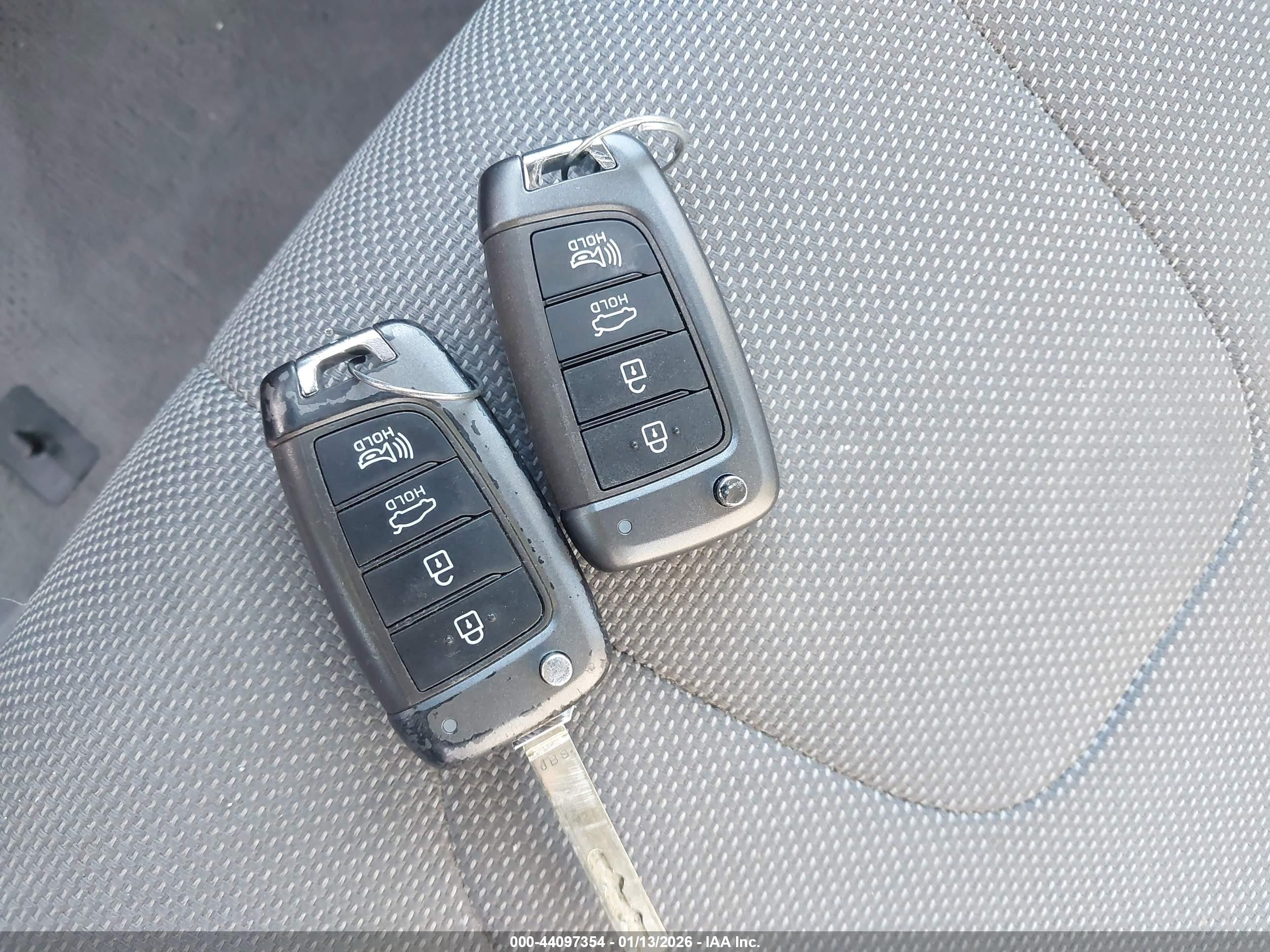 HYUNDAI ELANTRA image 11