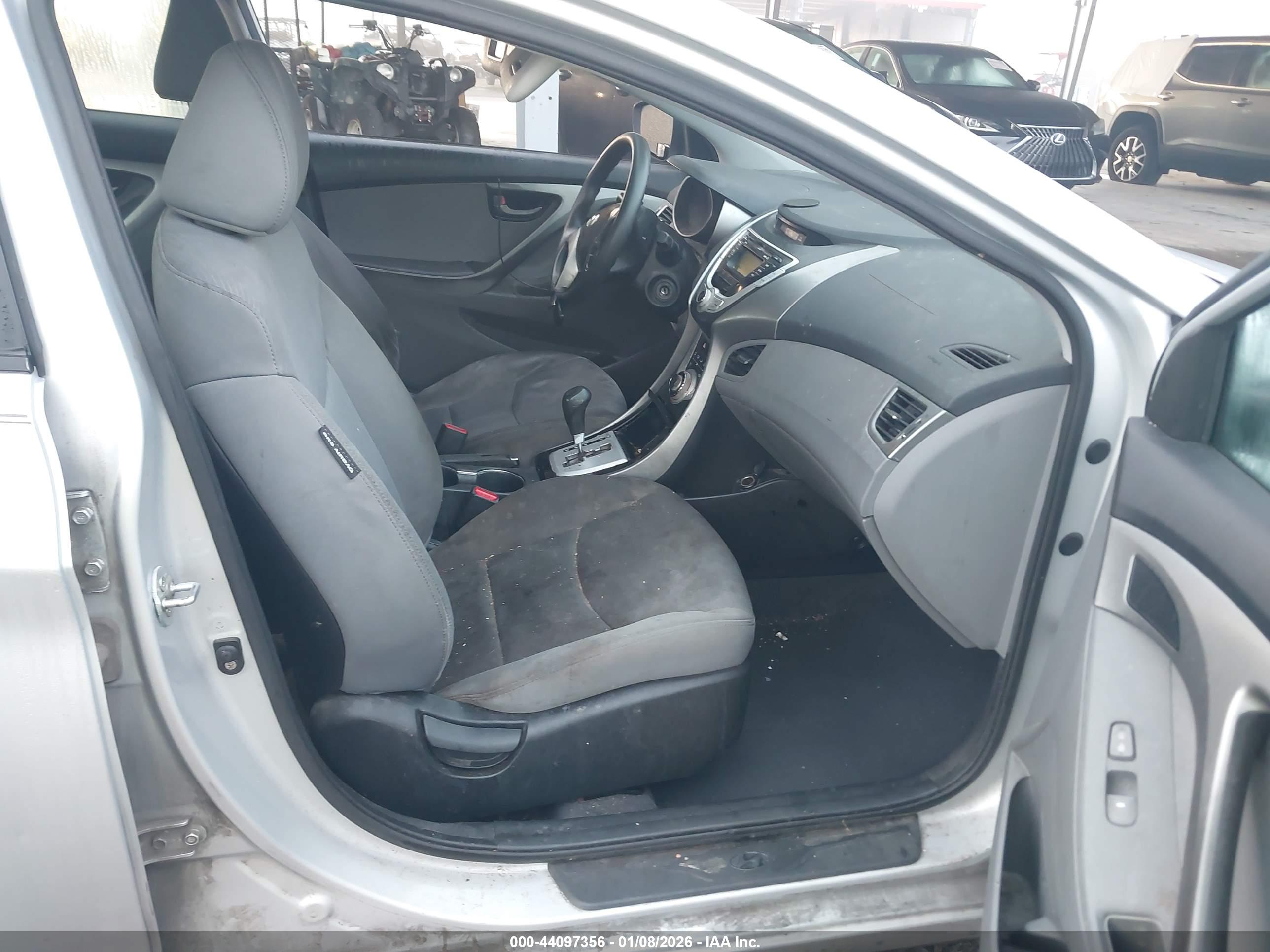 HYUNDAI ELANTRA image 5