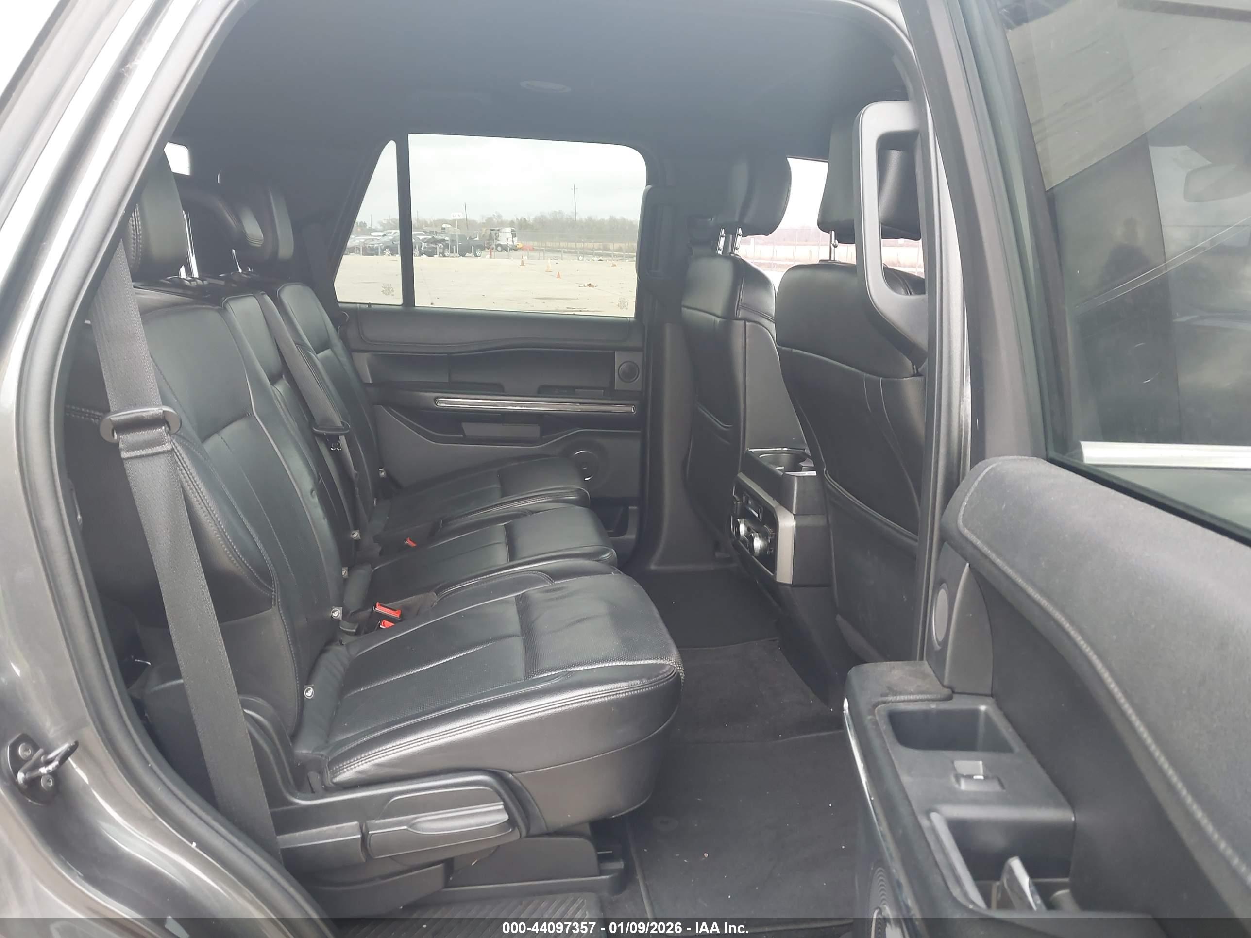 FORD EXPEDITION image 8