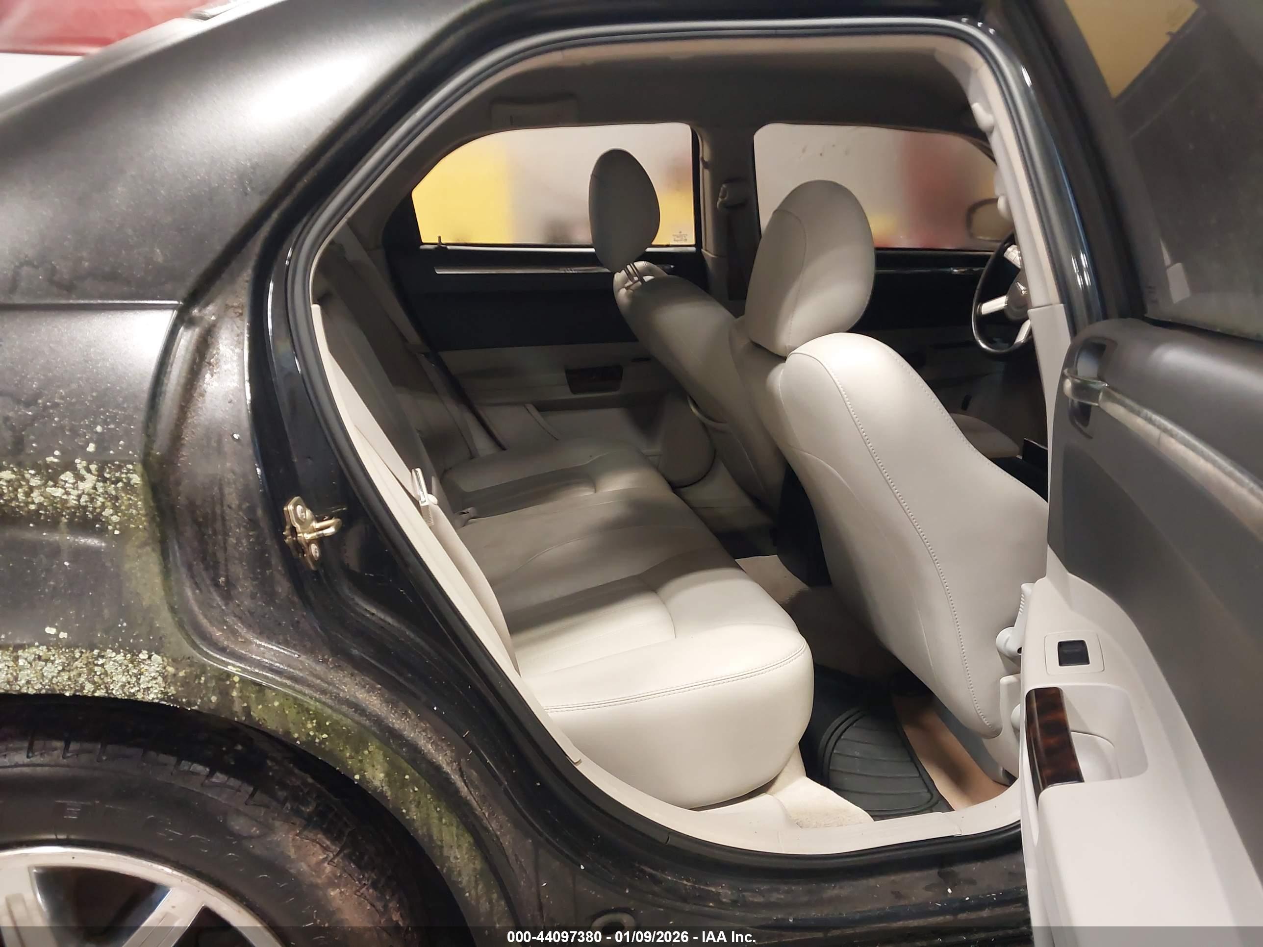 CHRYSLER 300C image 8