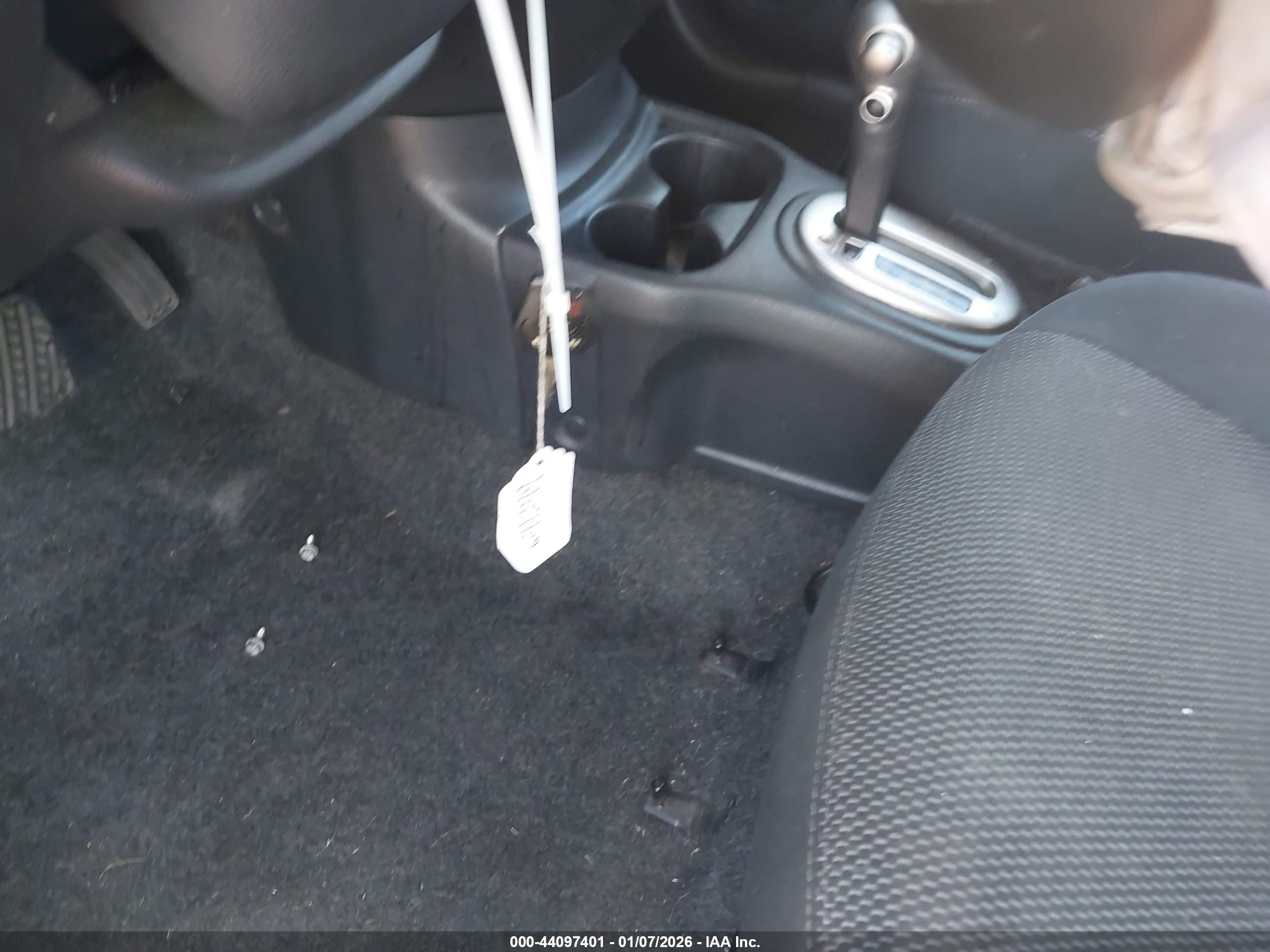 NISSAN VERSA image 11
