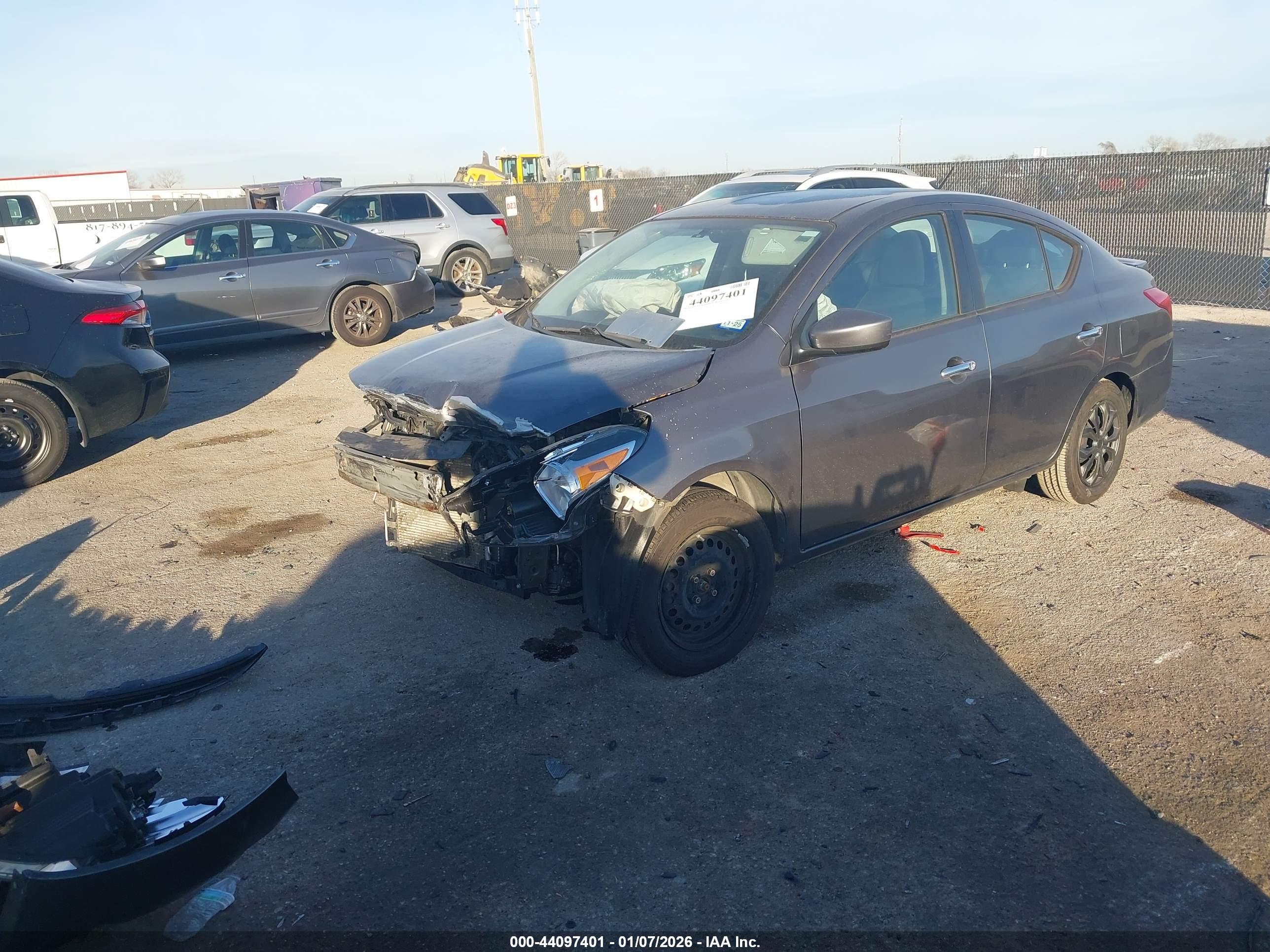 NISSAN VERSA image 2
