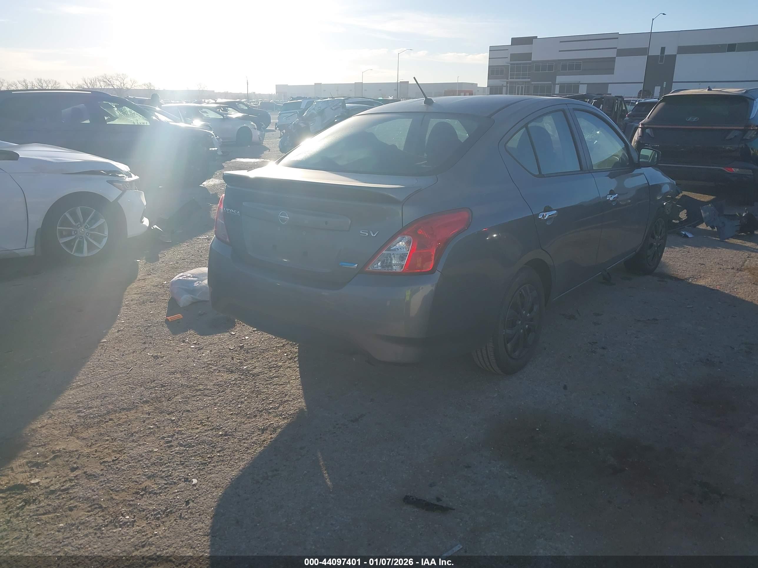 NISSAN VERSA image 4