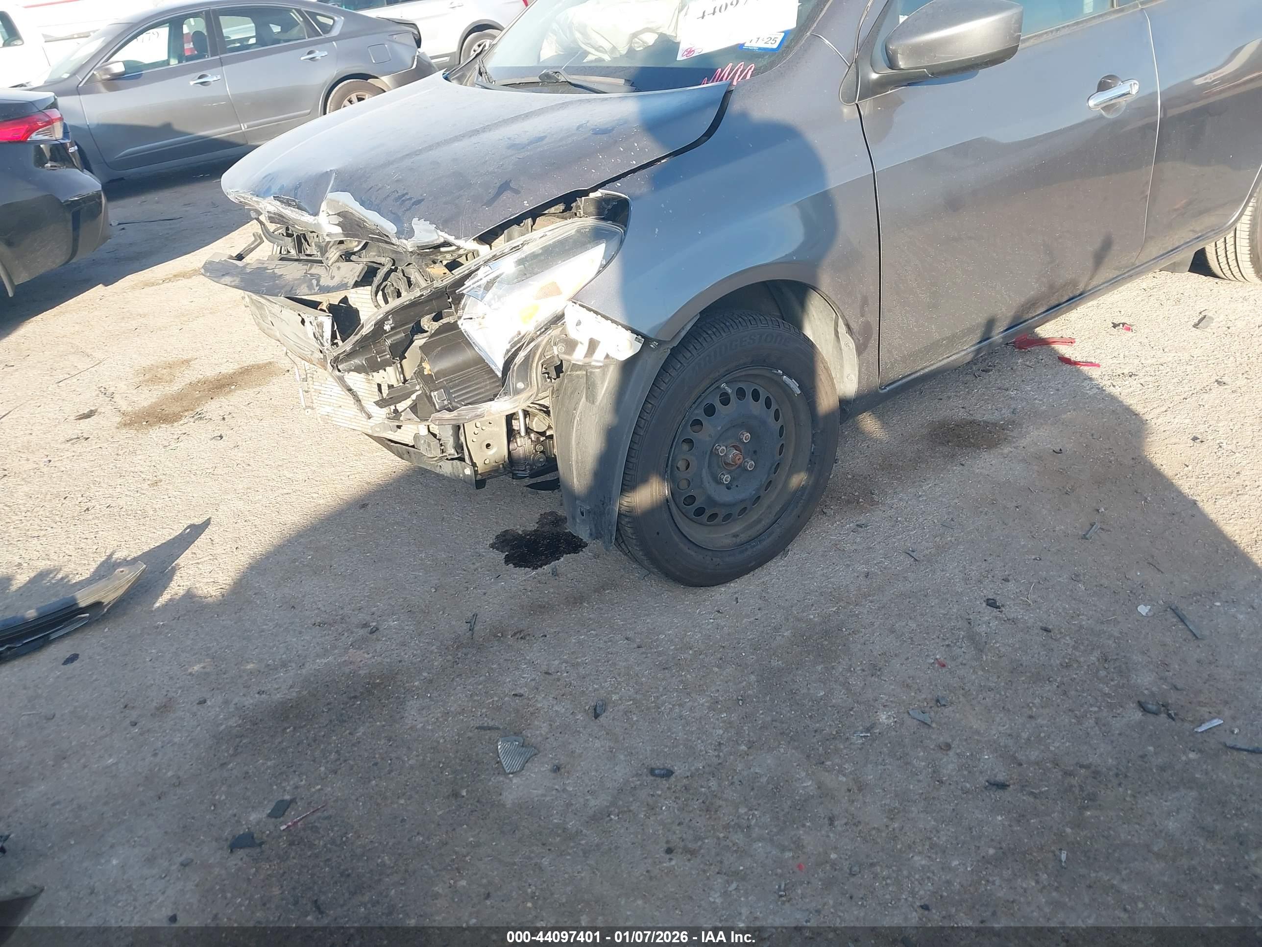 NISSAN VERSA image 6