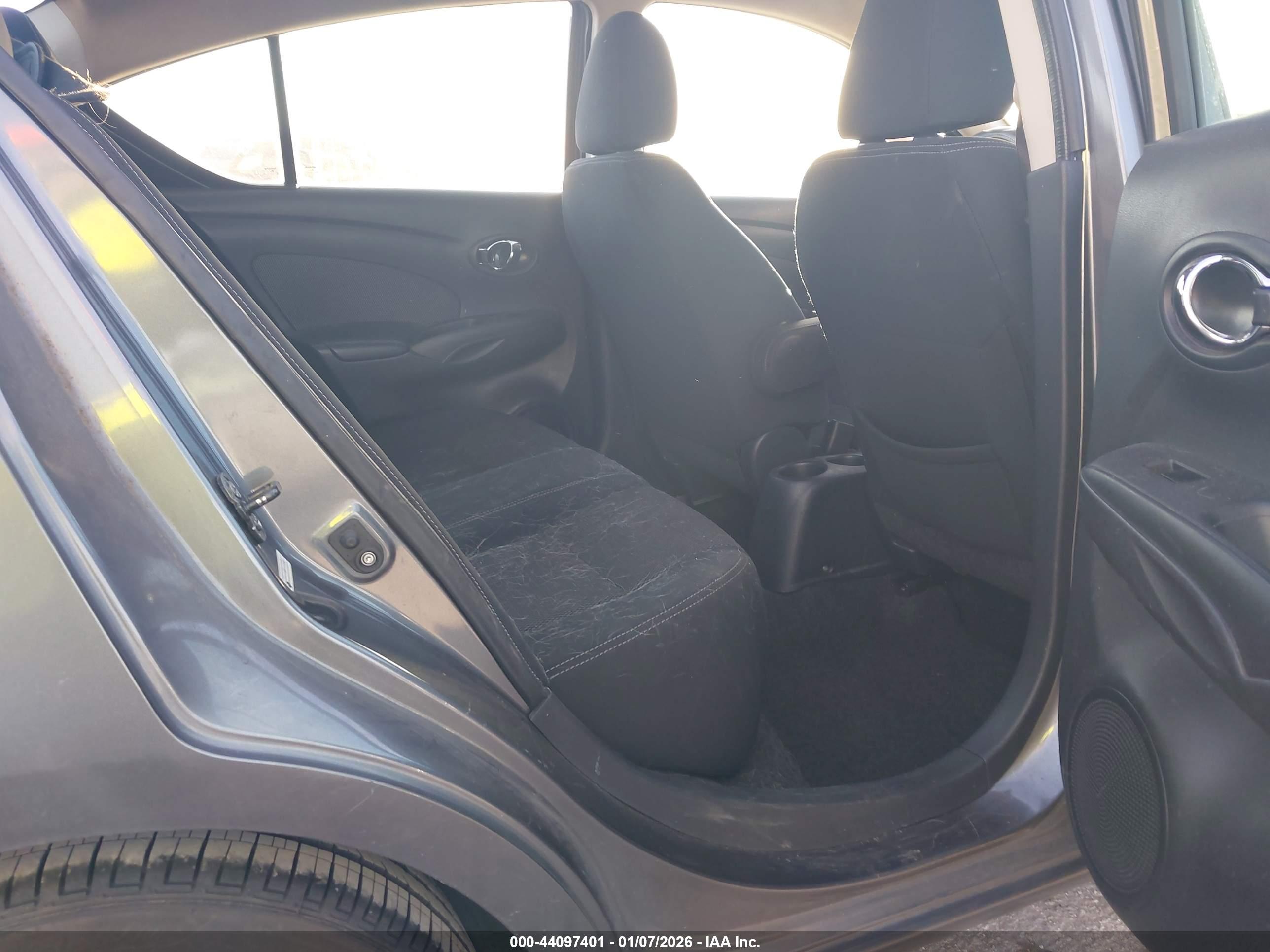 NISSAN VERSA image 8