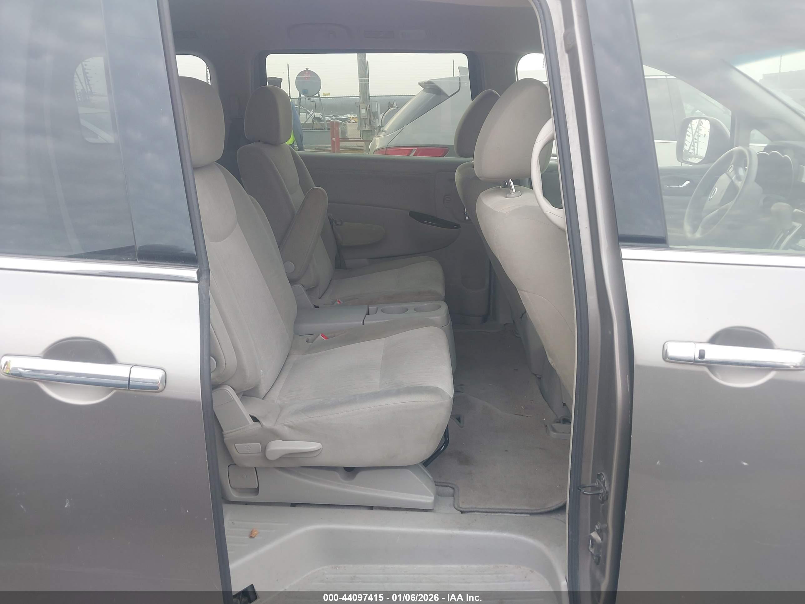 NISSAN QUEST image 8