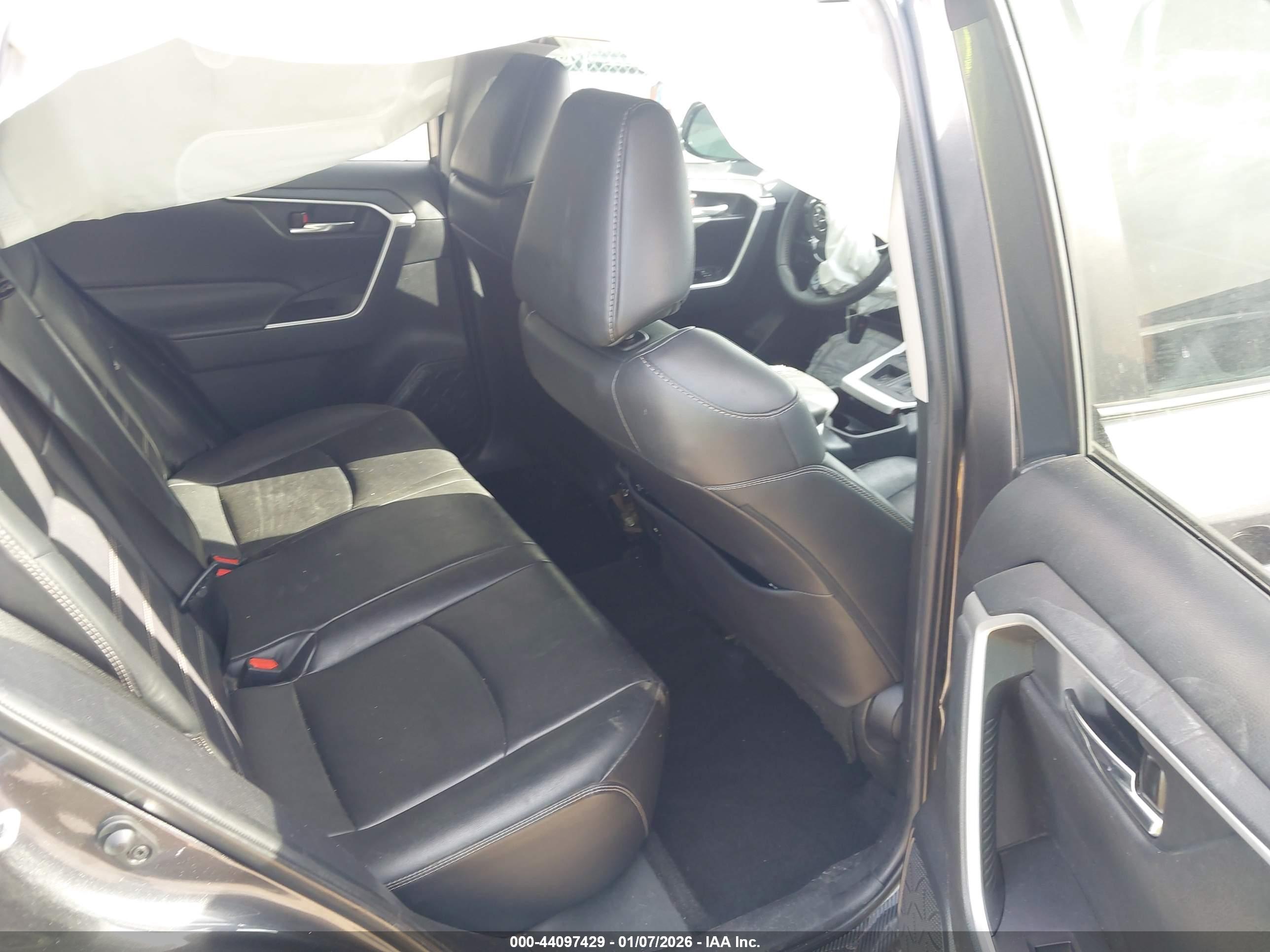 TOYOTA RAV4 image 8