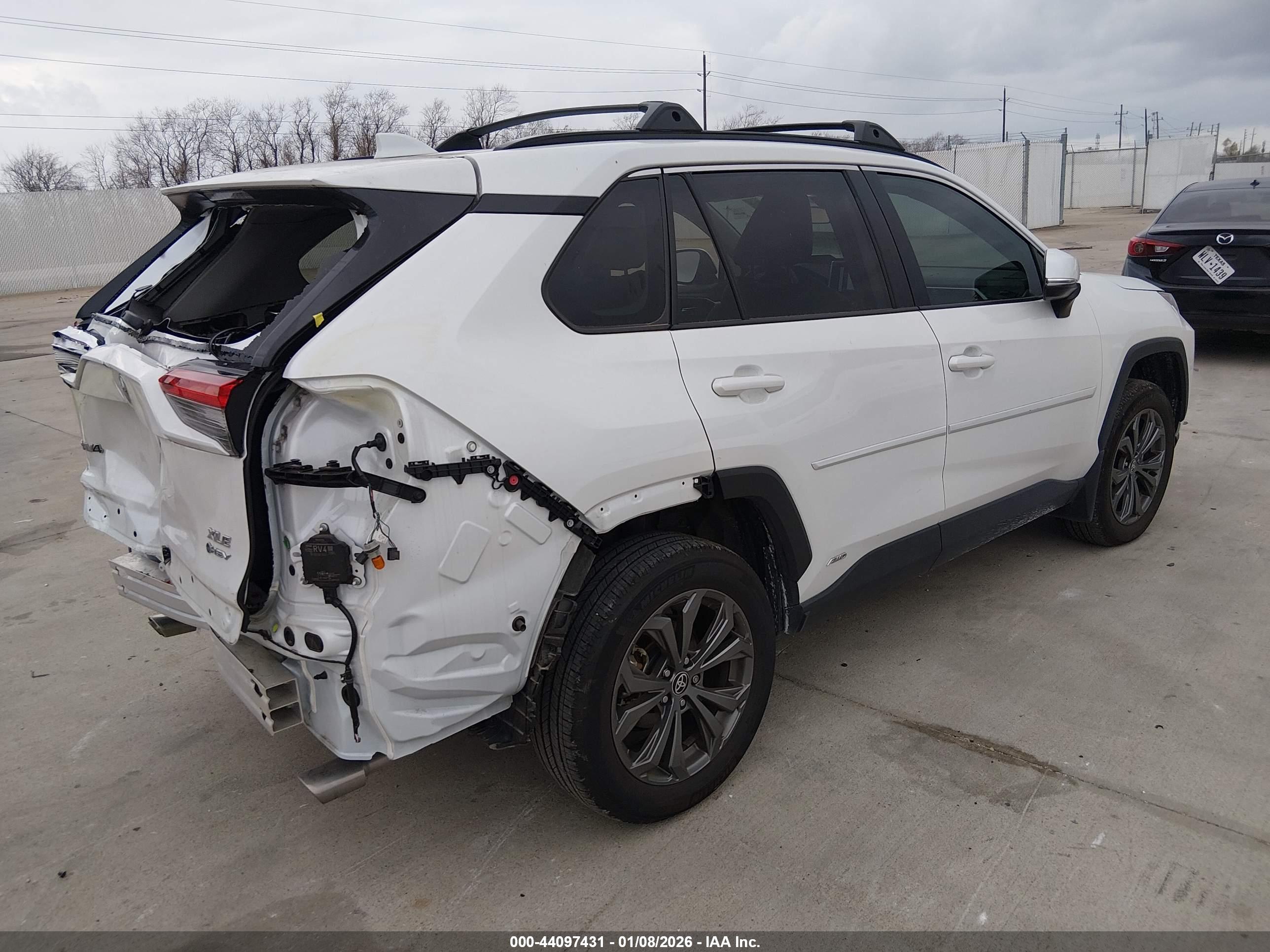 TOYOTA RAV4 image 4