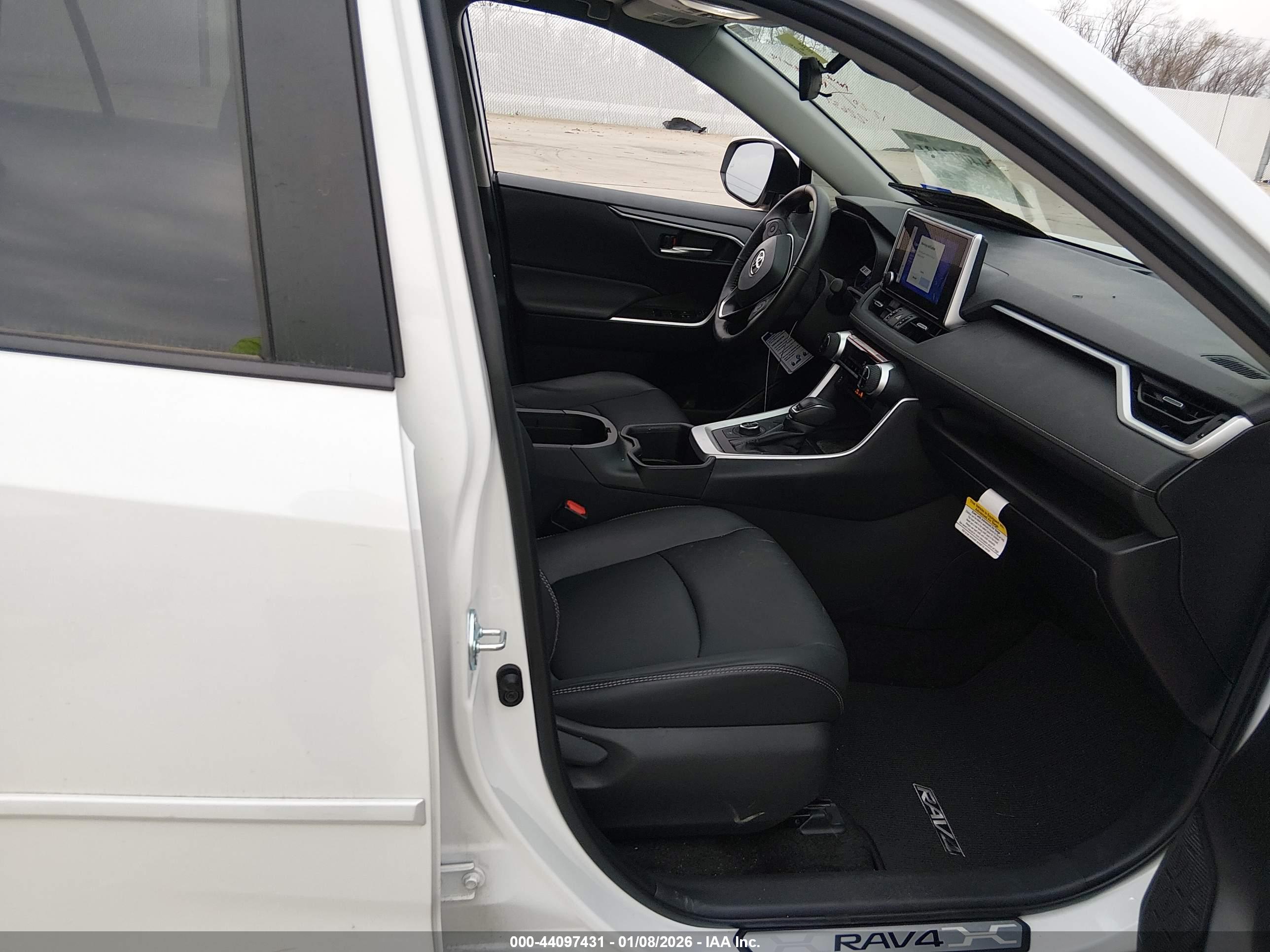 TOYOTA RAV4 image 5