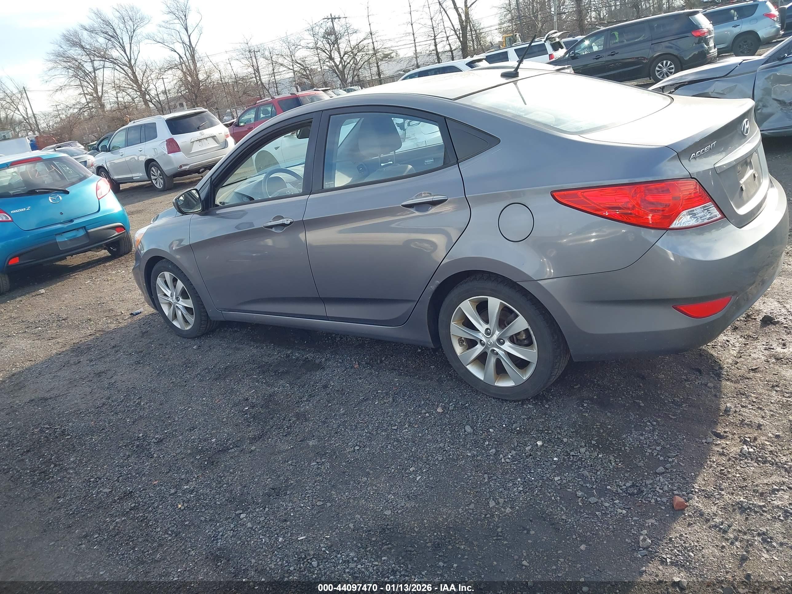 HYUNDAI ACCENT image 3