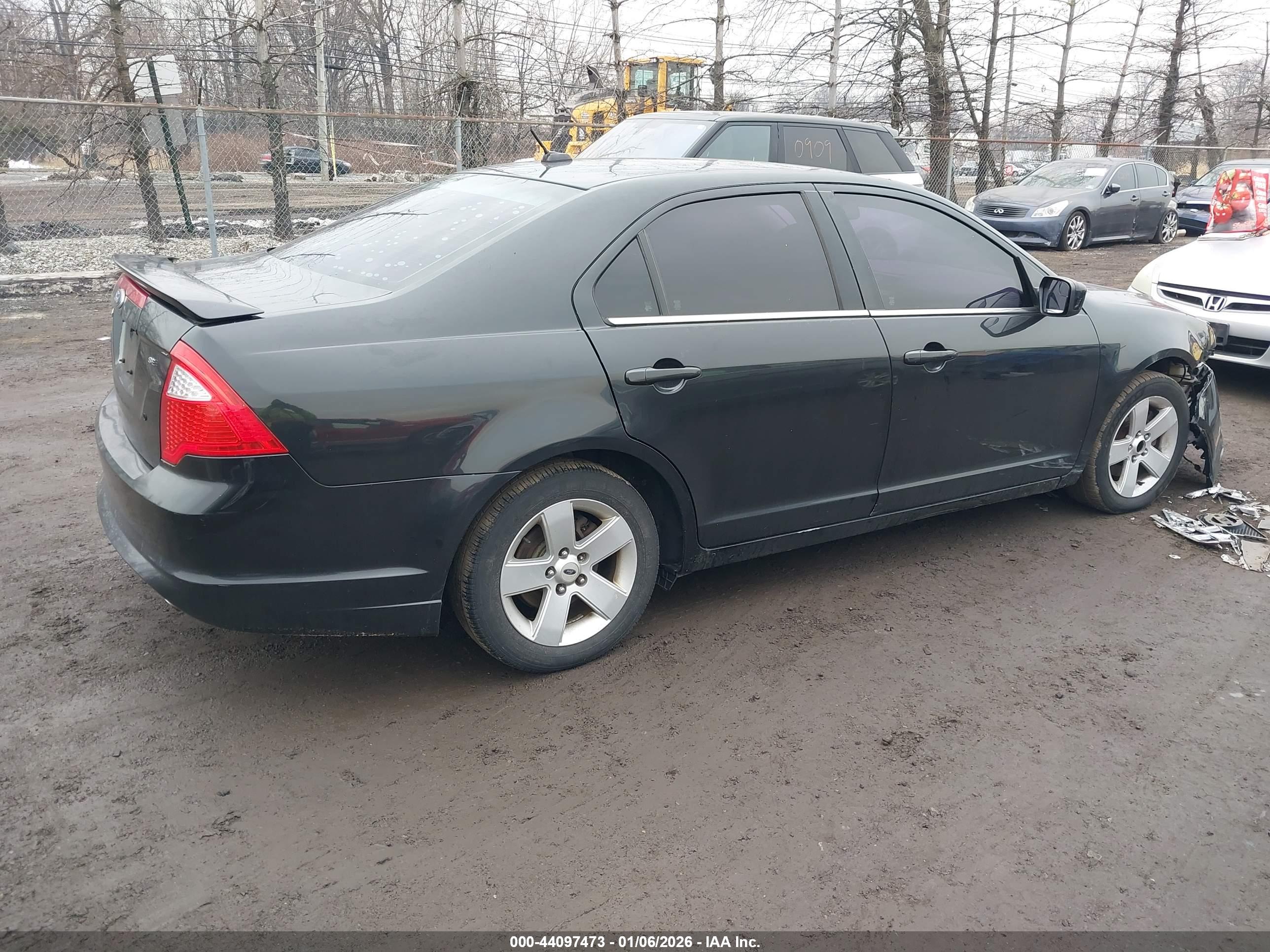 FORD FUSION image 4