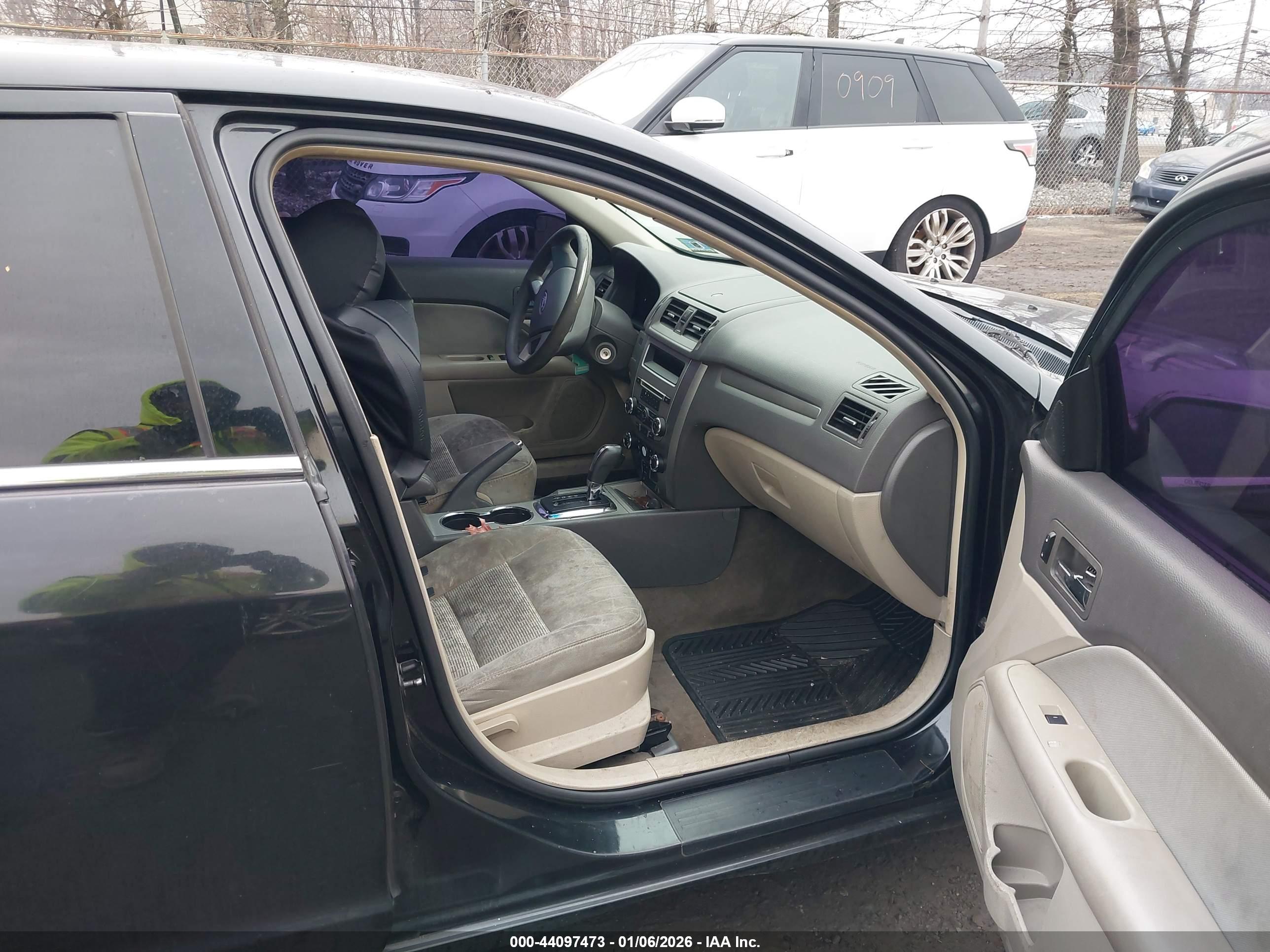 FORD FUSION image 5