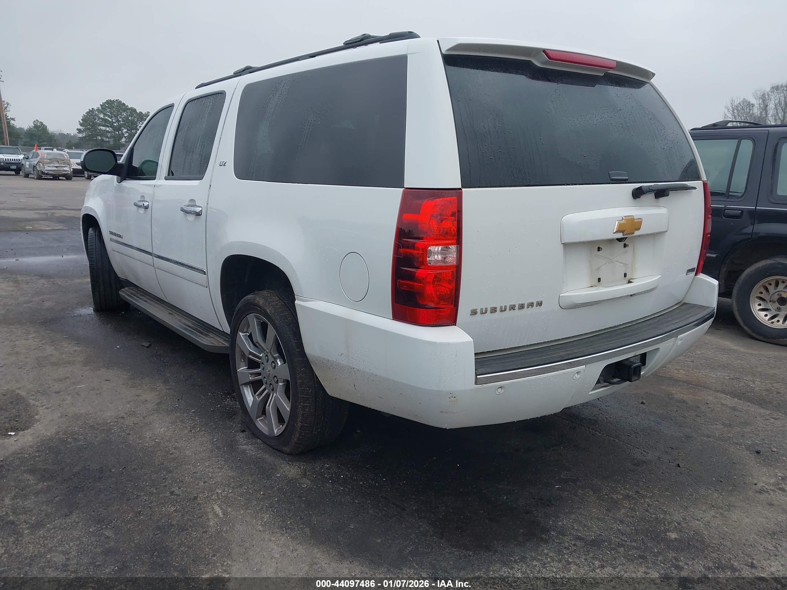 CHEVROLET SUBURBAN image 3