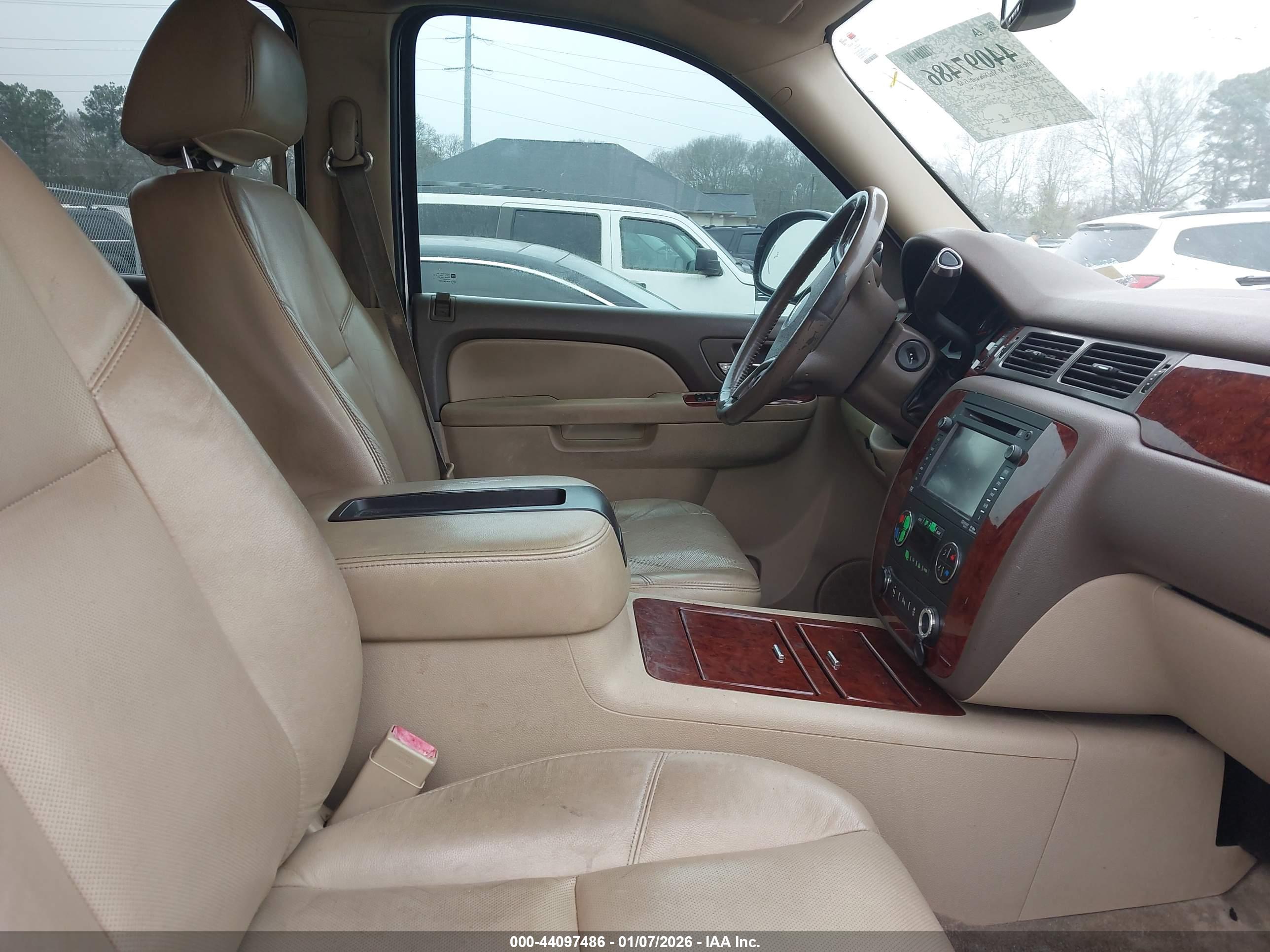CHEVROLET SUBURBAN image 5