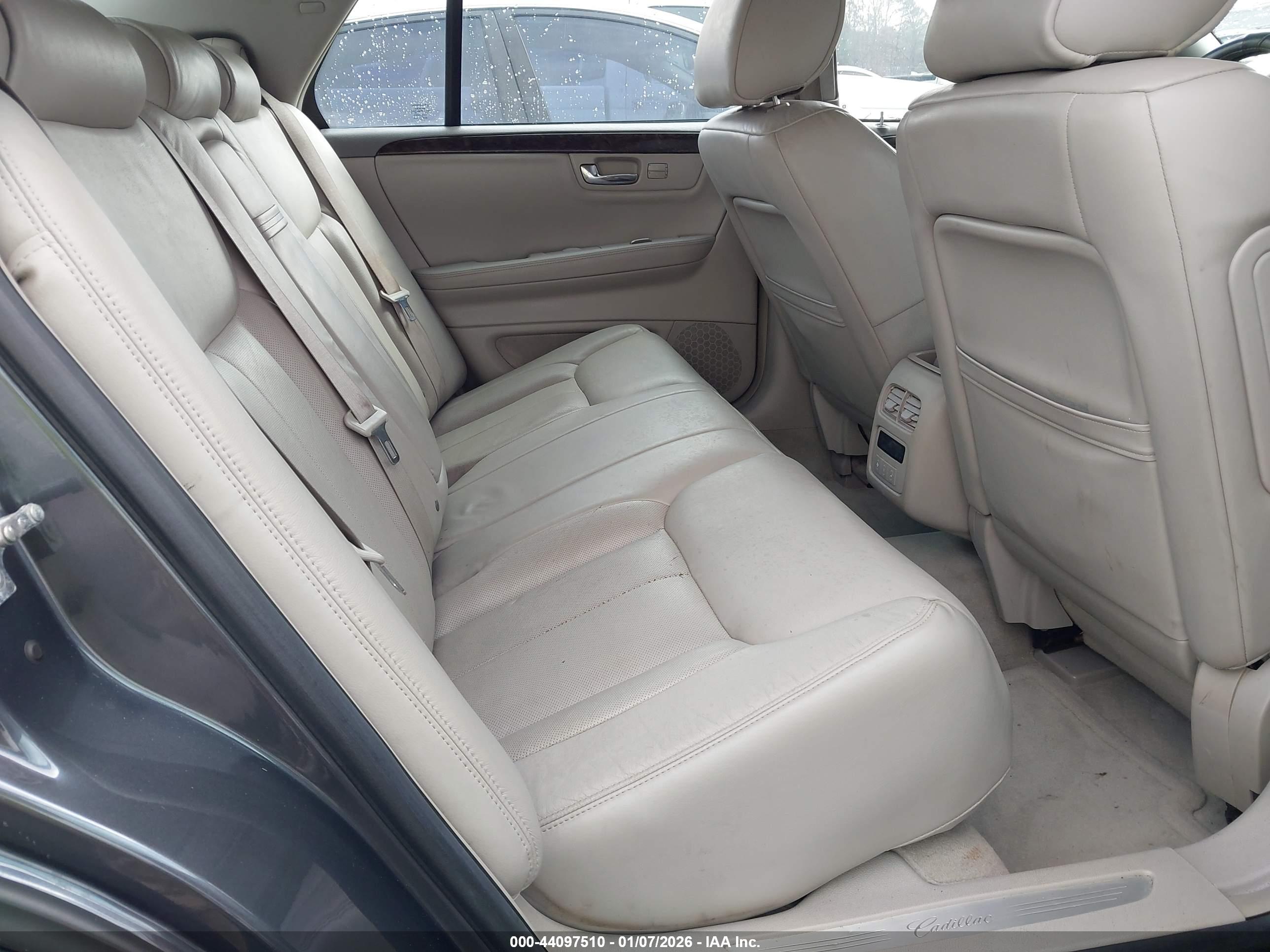 CADILLAC DTS image 8