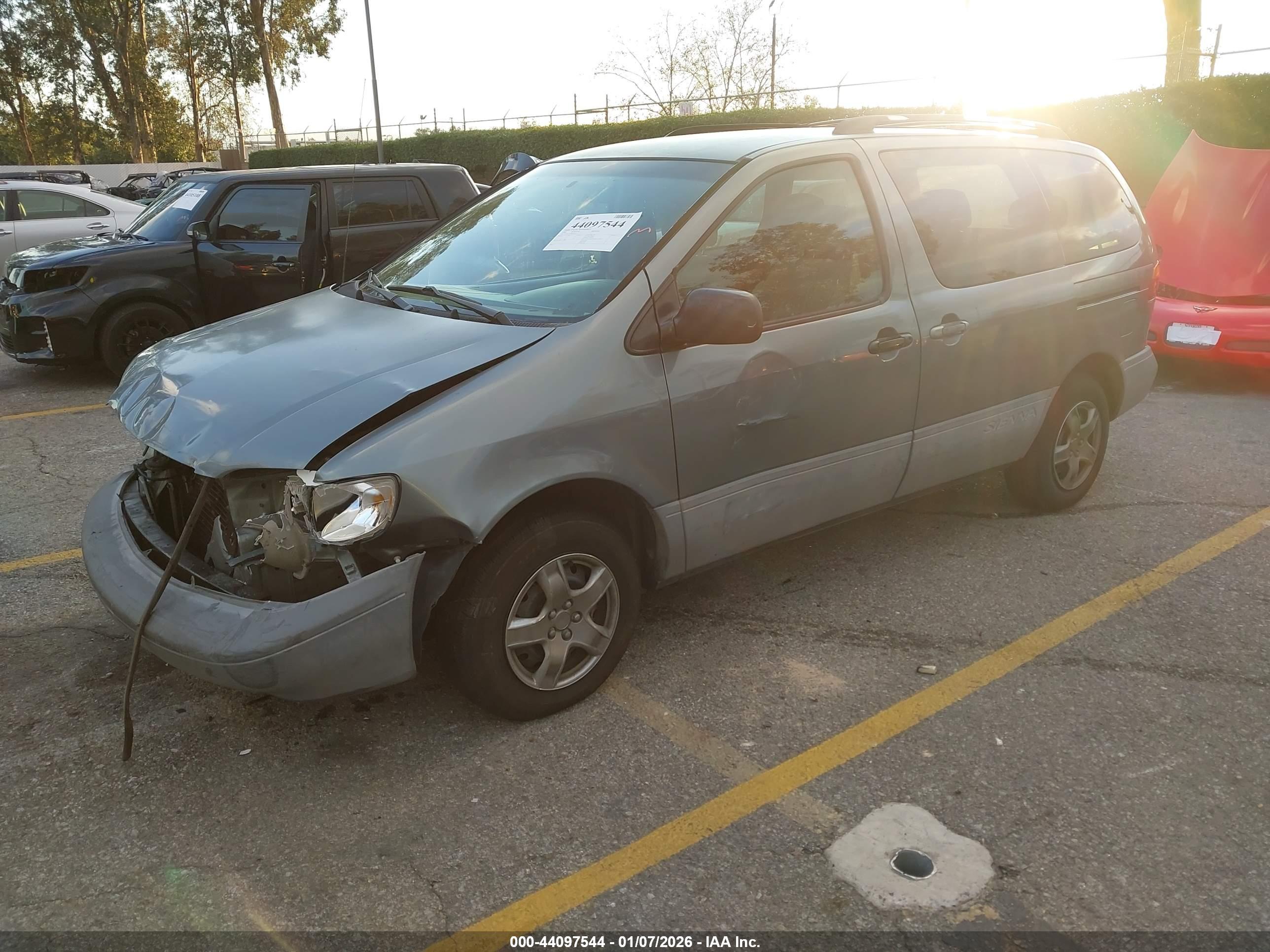 TOYOTA SIENNA image 2