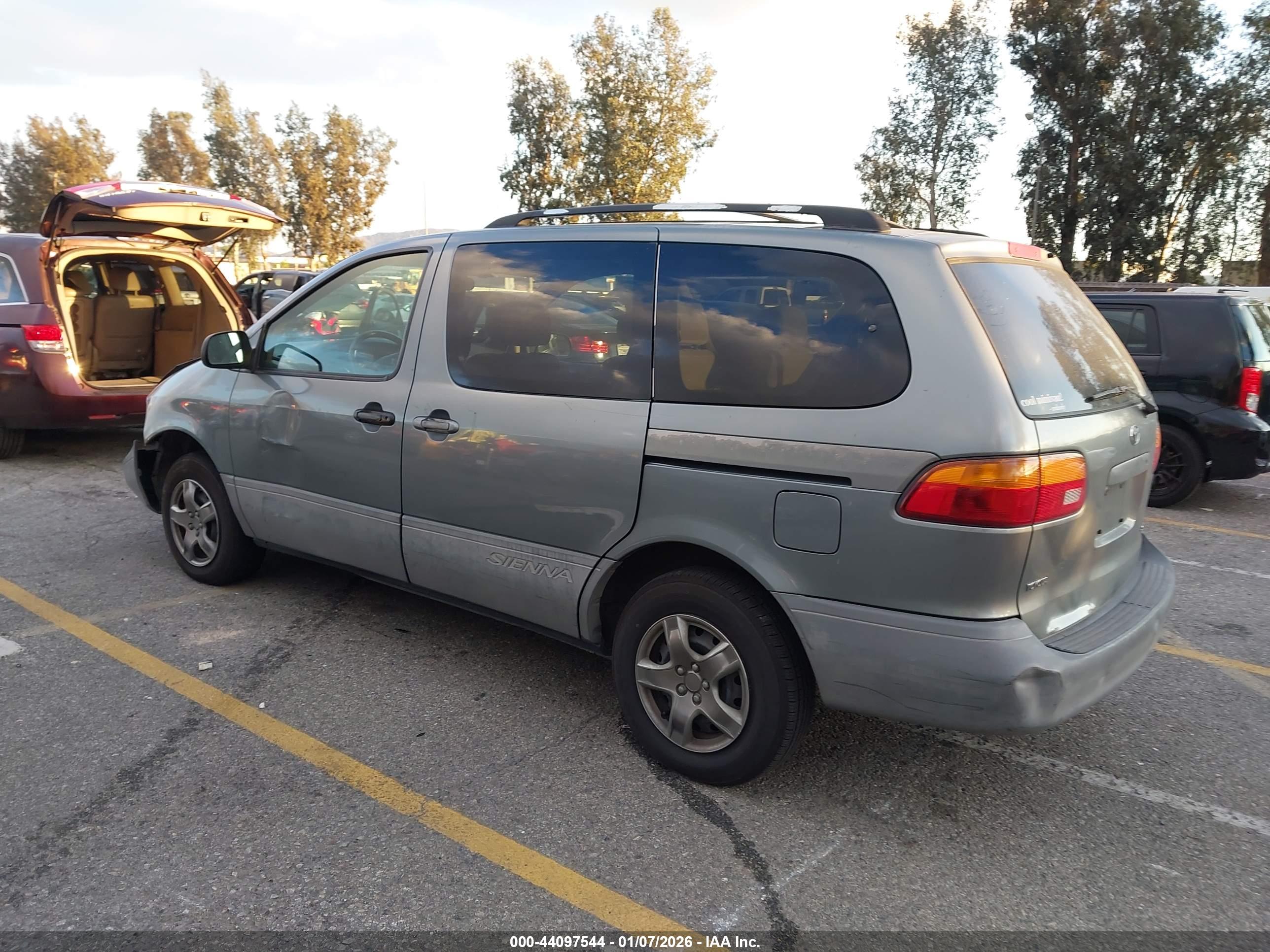 TOYOTA SIENNA image 3