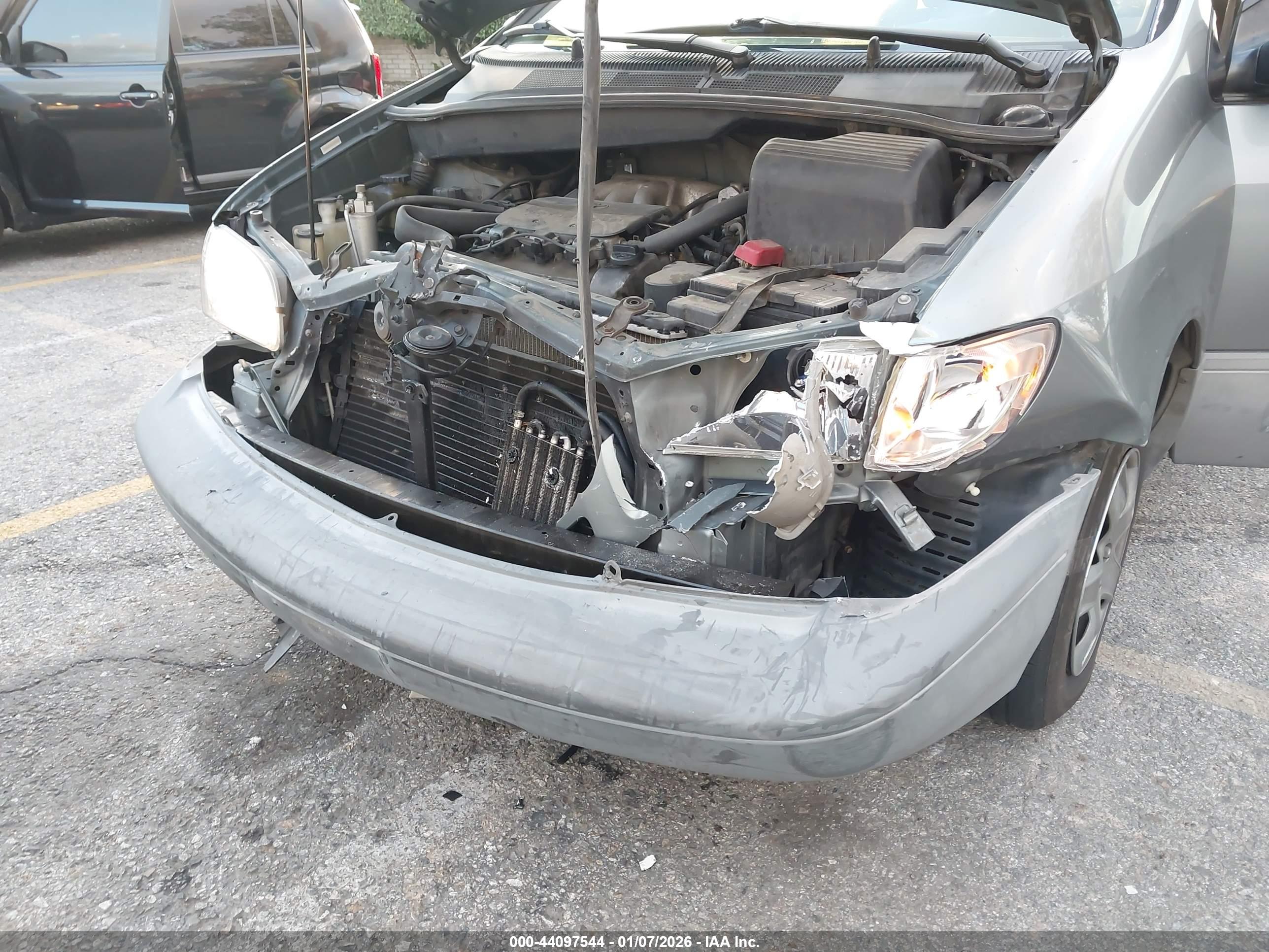 TOYOTA SIENNA image 6