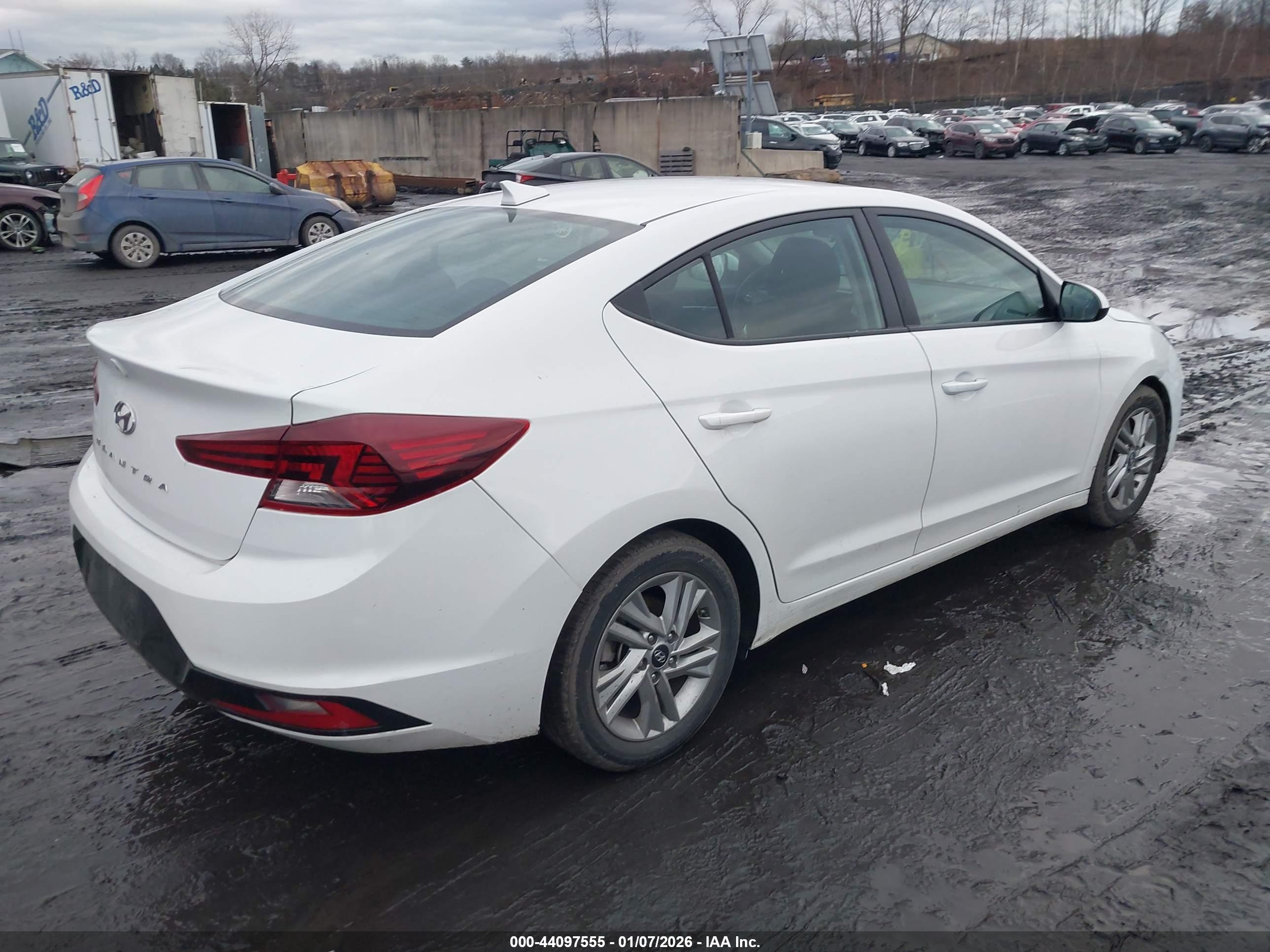 HYUNDAI ELANTRA image 4