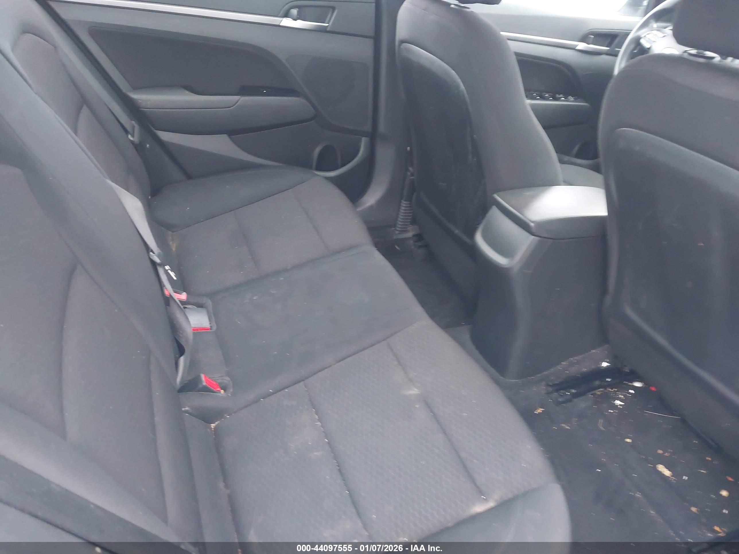 HYUNDAI ELANTRA image 8