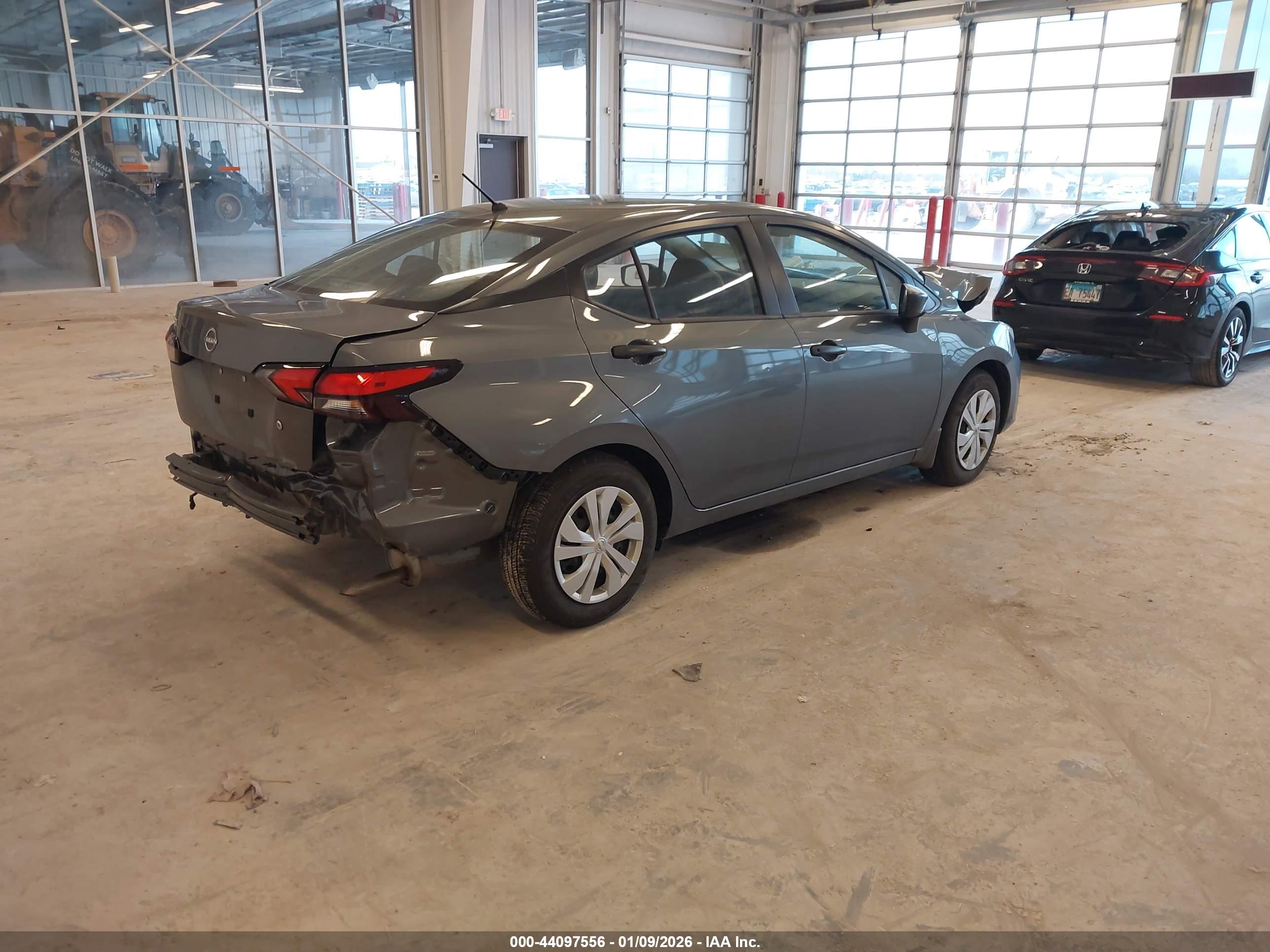 NISSAN VERSA image 4